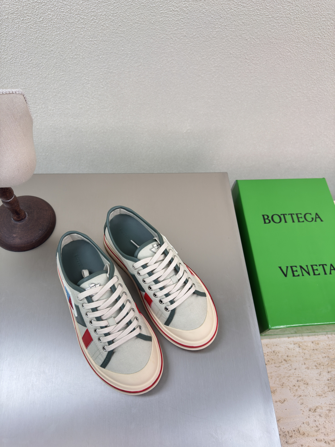 NO:223852,BV Eliot sneakers, men and women, height increase of 5cm Runner sneakers, using lightweight technology mesh fabric. Matched with geometric patterns, rubber outsole. Calfskin, paired with Italian 80 cotton, 20 cowhide leather, aloe green, women's style, men's 10 king-fried series, high version, accurate bagging process, thickened foot pads, height increase of 5cm, actually increase height a lot, still the same legs are thin, very nice, play-resistant, benchmarked, counterweight, bagging process, accurate bagging process, accurate outsole, color blocking, TPU outsole, women's style 35 36 37 38 39 40 41 (40 41 customization) Men's style 39 40 41 42 43 44 45. (45 size customization) (can accept customer logo without refund and exchange price)  Configure original packaging, casual shoes/sports shoes, bottega veneta, sneakers, cowhide19860909BV Eliot 运动鞋 男女款 增高5cm Runner运动鞋,采用轻质科技网布面料. 搭配几何图案设计橡胶外底. 小牛皮 搭配 意大利 80棉、20牛皮革 芦荟绿 女款 男10 王炸系列 高版本 认准套包工艺  加厚垫脚  增高5CM 实际增高很多哦,还是一样显腿细 非常nice 耐玩耐造 对标对版 套包鞋工艺 认准高版本  大底选用 拼色 TPU 大底 女款 35 36 37 38 39 40 41（40 41定制） 男款 39 40 41 42 43 44 45.(45码定制) (可承接客人logo不退换价优) 配置原版包装,休闲鞋/运动鞋,bottega veneta,sneakers,cowhide,Women's Shoes