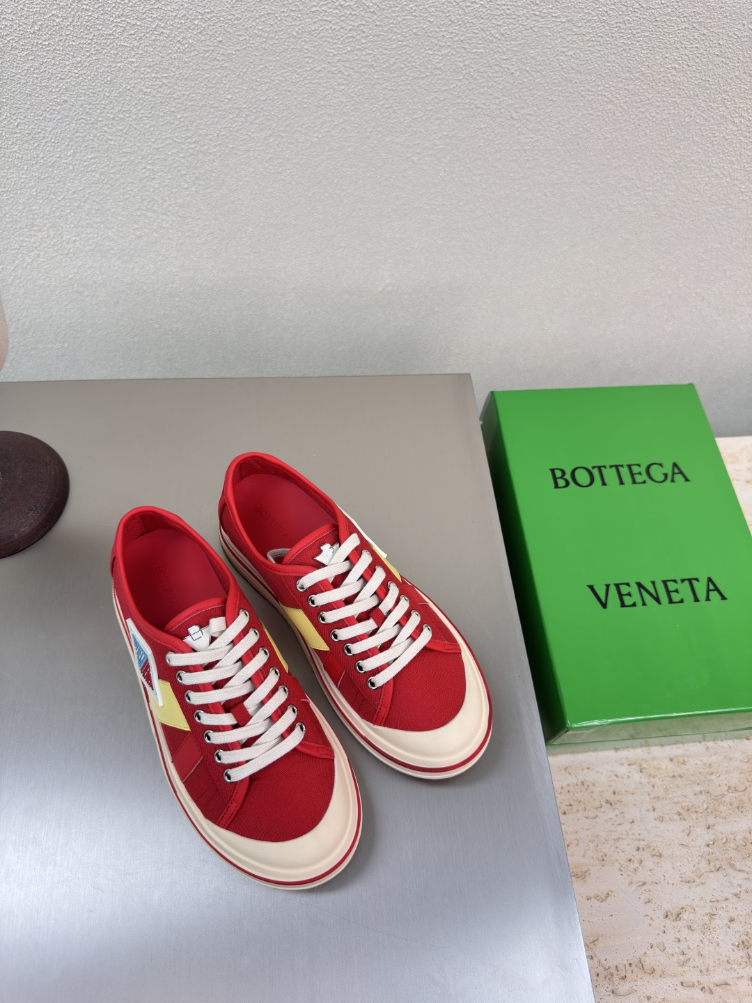 NO:223859,Low-top series BV Eliot sneakers, men and women, height increase of 5cm Runner sneakers, using lightweight technology mesh fabric. Matched with geometric patterns, rubber outsole. Calfskin, paired with Italian 80 cotton, 20 cowhide leather, tomato red, women, men, 10 king-fried series, high version, accurate bagging process, thick foot pads, height increase of 5cm, actually increase height a lot, still the same legs are thin, very nice, playable and fabricated, benchmarking, bagging process, accurate bagging process, accurate outsole, color blocking, TPU outsole, women's style 35 36 37 38 39 40 41 (40 41 customization) Men's style 39 40 41 42 43 44 45. (45 size customization) (can accept customer logo without refund and exchange price)  Configure original packaging, casual shoes/sports shoes, bottega veneta, sneakers, cowhide19860909低帮系列 BV Eliot 运动鞋 男女款 增高5cm Runner运动鞋,采用轻质科技网布面料. 搭配几何图案设计橡胶外底. 小牛皮 搭配 意大利 80棉、20牛皮革 番茄红 女款 男10 王炸系列 高版本 认准套包工艺  加厚垫脚  增高5CM 实际增高很多哦,还是一样显腿细 非常nice 耐玩耐造 对标对版 套包鞋工艺 认准高版本  大底选用 拼色 TPU 大底 女款 35 36 37 38 39 40 41（40 41定制） 男款 39 40 41 42 43 44 45.(45码定制) (可承接客人logo不退换价优) 配置原版包装,休闲鞋/运动鞋,bottega veneta,sneakers,cowhide,Women's Shoes