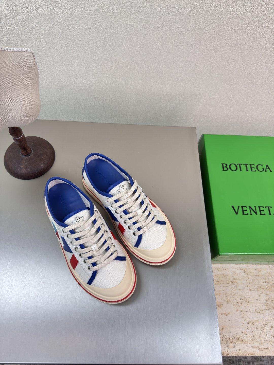 NO:223856,Low-top series BV Eliot sneakers, men and women, height increase of 5cm Runner sneakers, using lightweight technology mesh fabric. Matched with geometric patterns, rubber outsole. Calfskin, paired with Italian 80 cotton, 20 cowhide leather, ocean blue, women, men's 10 king-fried series, high version, accurate bagging process, thicker foot pads, height increase of 5cm, actually increase height a lot, still the same legs are thin, very nice, playable and fabricated, benchmarking, bagging process, accurate bagging process, accurate outsole, color blocking, TPU outsole, women's style 35 36 37 38 39 40 41 (40 41 customization) Men's style 39 40 41 42 43 44 45. (45 size customization) (can accept customer logo without refund and exchange price)  Configure original packaging, casual shoes/sports shoes, bottega veneta, sneakers, cowhide19860909低帮系列 BV Eliot 运动鞋 男女款 增高5cm Runner运动鞋,采用轻质科技网布面料. 搭配几何图案设计橡胶外底. 小牛皮 搭配 意大利 80棉、20牛皮革 海洋蓝 女款 男10 王炸系列 高版本 认准套包工艺  加厚垫脚  增高5CM 实际增高很多哦,还是一样显腿细 非常nice 耐玩耐造 对标对版 套包鞋工艺 认准高版本  大底选用 拼色 TPU 大底 女款 35 36 37 38 39 40 41（40 41定制） 男款 39 40 41 42 43 44 45.(45码定制) (可承接客人logo不退换价优) 配置原版包装,休闲鞋/运动鞋,bottega veneta,sneakers,cowhide,Women's Shoes