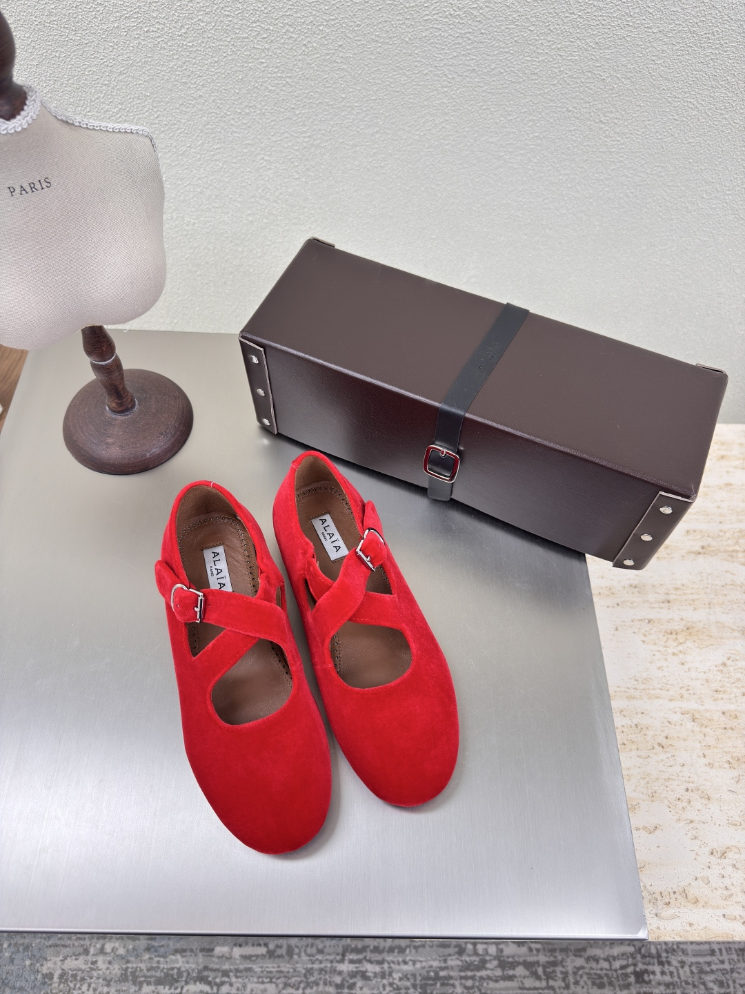 NO:223978,Handmade leather box packaging Cross-band series Alaia Cross-band From Paris Fall in love at first sight Red Velvet Steel geometric heel Alaia has another sexy side. It can be easily controlled with different styles and styles. Whether it is jeans, suit pants, or pleated skirts, it can enhance your outfit to fashion, elegance and excellence. The fabric is made of Korean velvet and matched with extreme sexy inner sheepskin. The original TPU molded outsole 35 36 37 38 39 40 41 42 (40 41 42 Customized) Configure original packaging, ballet shoes, alaia, skirts, jeans, business suit, sheepskin19860909手工皮盒包装 交叉带系列 Alaia 交叉带 来自巴黎 一见倾心 红色 天鹅绒 精钢几何跟型 阿莱娅还有另外性感的一面  配上不同款式,不同风格都能轻松驾驭,无论牛仔裤,西装裤,还是百褶裙,都能将你的穿搭提升到时尚,优雅和卓越之中 面料选用韩国天鹅绒 搭配性感极致 内里羊皮 大底原版一致TPU成型大底 35 36 37 38 39 40 41 42(40 41 42 定制) 配置原版包装,芭蕾舞鞋,alaia,skirts,jeans,business suit,sheepskin,Women's Shoes