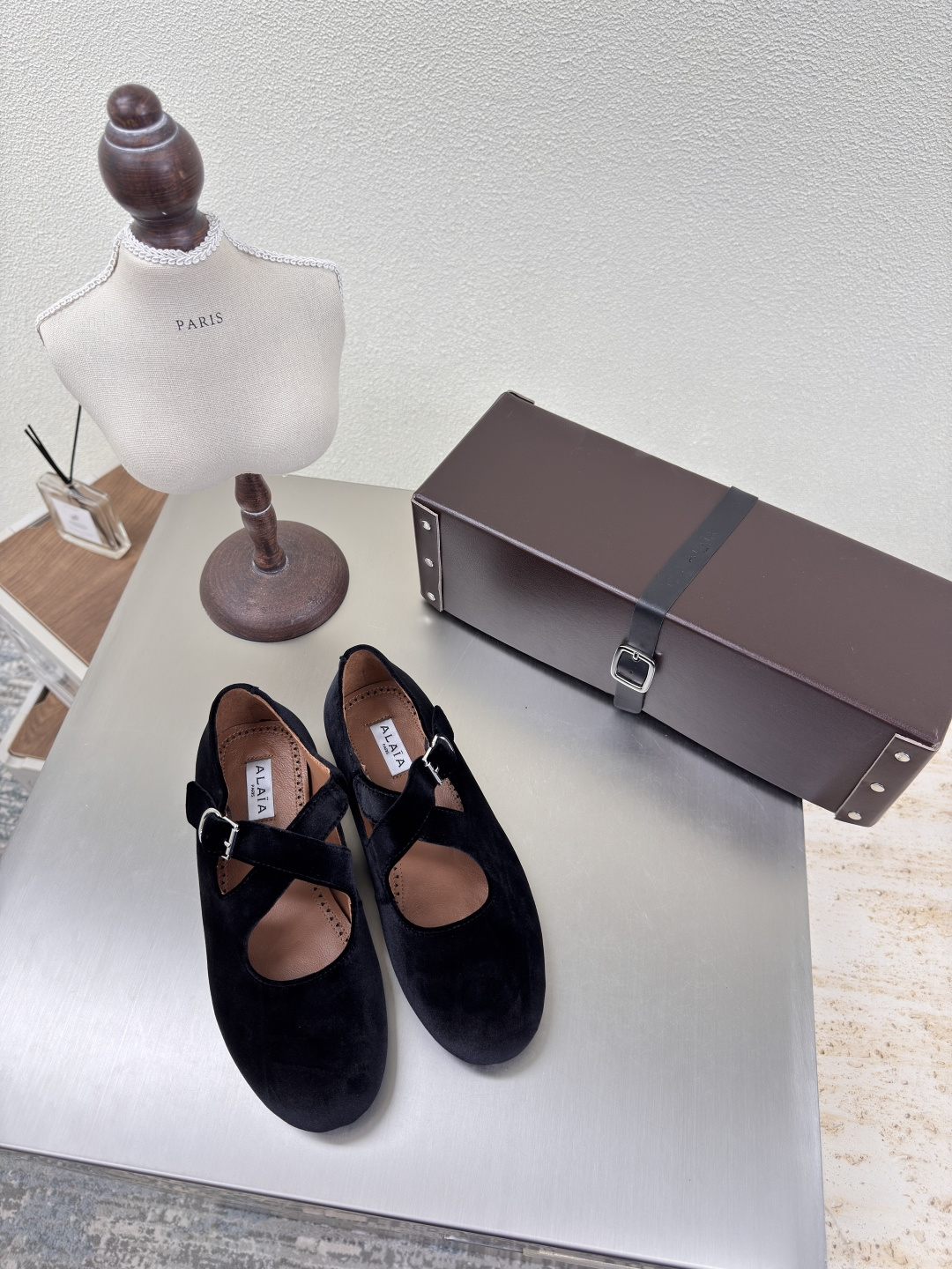 NO:223973,Handmade leather box packaging Cross-band series Alaia Cross-band From Paris Fall in love at first sight Black Velvet Steel geometric heel Alaia has another sexy side I can easily control it with different styles, whether it is jeans, suit pants, or pleated skirts, it can enhance your outfit to fashion, elegance and excellence The fabric is made of Korean velvet and matched with extreme sexy inner sheepskin Outsole Original consistent TPU molded outsole 35 36 37 38 39 40 41 42 (40 41 42 Customized) Configure original packaging, ballet shoes, alaia, skirts, jeans, business suit, sheepskin19860909手工皮盒包装 交叉带系列 Alaia 交叉带 来自巴黎 一见倾心 黑色 天鹅绒 精钢几何跟型 阿莱娅还有另外性感的一面  配上不同款式,不同风格都能轻松驾驭,无论牛仔裤,西装裤,还是百褶裙,都能将你的穿搭提升到时尚,优雅和卓越之中 面料选用韩国天鹅绒 搭配性感极致 内里羊皮 大底原版一致TPU成型大底 35 36 37 38 39 40 41 42(40 41 42 定制) 配置原版包装,芭蕾舞鞋,alaia,skirts,jeans,business suit,sheepskin,Women's Shoes