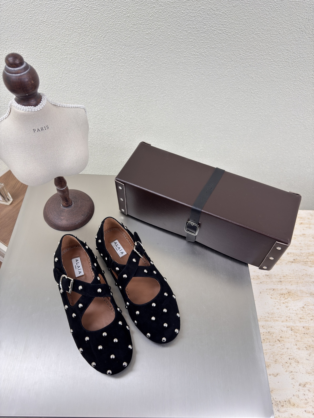 NO:223983,Rivet series Handmade leather box packaging Cross belt series Alaia Cross belt From Paris Fall in love at first sight Black sheep reverse velvet leather Alaia has another sexy side Alaia has a simple style to control with different styles, whether it is jeans, suit pants, or pleated skirts, it can enhance your outfit to fashion, elegance and excellence The fabric is made of Korean velvet and matched with extreme sexy inner sheepskin Outsole Original consistent TPU molded outsole 35 36 37 38 39 40 41 42 (40 41 42 Customized) Configure original packaging, ballet shoes, alaia, skirts, jeans, business suit, sheepskin19860909铆钉系列 手工皮盒包装 交叉带系列 Alaia 交叉带 来自巴黎 一见倾心 黑色羊反绒皮  阿莱娅还有另外性感的一面  配上不同款式,不同风格都能轻松驾驭,无论牛仔裤,西装裤,还是百褶裙,都能将你的穿搭提升到时尚,优雅和卓越之中 面料选用韩国天鹅绒 搭配性感极致 内里羊皮 大底原版一致TPU成型大底 35 36 37 38 39 40 41 42(40 41 42 定制) 配置原版包装,芭蕾舞鞋,alaia,skirts,jeans,business suit,sheepskin,Women's Shoes