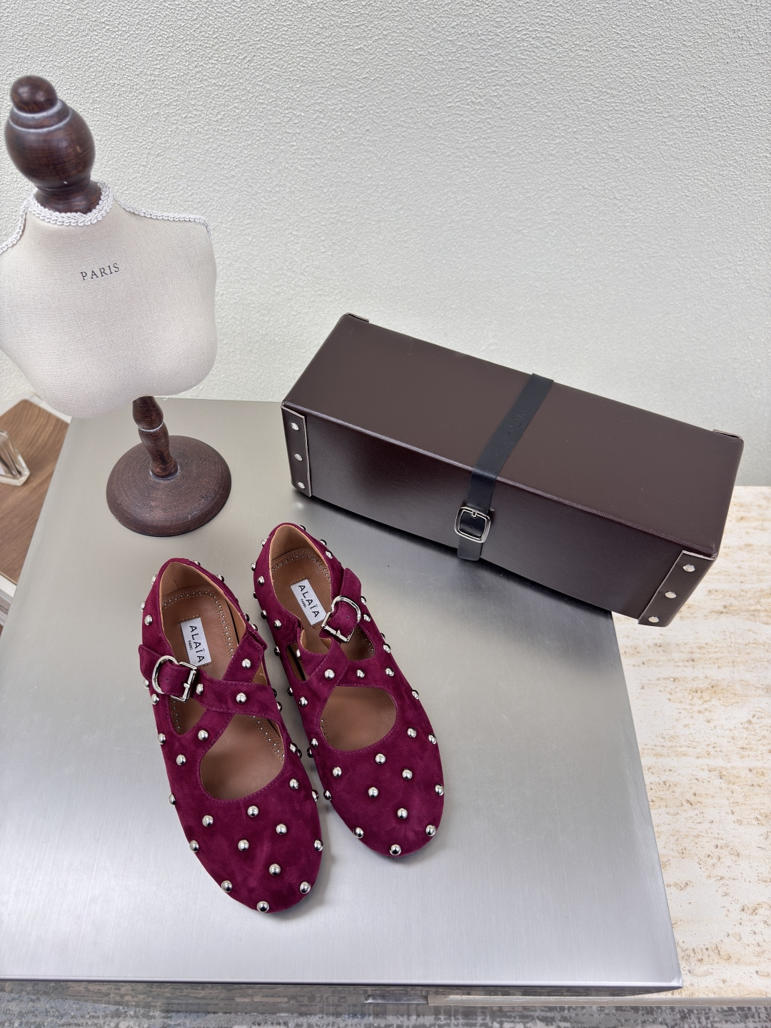 NO:223988,Rivet series Handmade leather box packaging Cross belt series Alaia Cross belt From Paris Fall in love at first sight Burgundy Sheep Reverse Velvet Leather Alaia has another sexy side. It can be easily controlled with different styles and styles. Whether it is jeans, suit pants, or pleated skirts, it can enhance your outfit to fashion, elegance and excellence. The fabric is made of Korean velvet and matched with extreme sexy inner sheepskin. The original TPU molded sole 35 36 37 38 39 40 41 42 (40 41 42 Customized) Configure original packaging, ballet shoes, alaia, skirts, jeans, business suit, sheepskin19860909铆钉系列 手工皮盒包装 交叉带系列 Alaia 交叉带 来自巴黎 一见倾心 酒红色 羊反绒皮  阿莱娅还有另外性感的一面  配上不同款式,不同风格都能轻松驾驭,无论牛仔裤,西装裤,还是百褶裙,都能将你的穿搭提升到时尚,优雅和卓越之中 面料选用韩国天鹅绒 搭配性感极致 内里羊皮 大底原版一致TPU成型大底 35 36 37 38 39 40 41 42(40 41 42 定制) 配置原版包装,芭蕾舞鞋,alaia,skirts,jeans,business suit,sheepskin,Women's Shoes