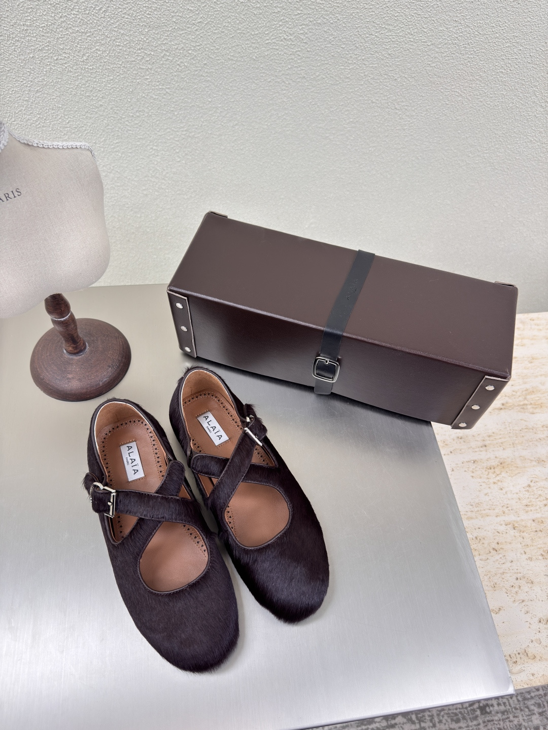 NO:223992,Rivet series Handmade leather box packaging Cross belt series Alaia Cross belt From Paris Fall in love at first sight Deep burgundy horse hair material Alaia has another sexy side. It can be easily controlled with different styles and styles. Whether it is jeans, suit pants, or pleated skirts, it can enhance your outfit to fashion, elegance and excellence. The fabric is made of Korean velvet and matched with extreme sexy inner sheepskin. The original TPU molded sole 35 36 37 38 39 40 41 42 (40 41 42 Customized) Configure original packaging, ballet shoes, alaia, skirts, jeans, business suit, sheepskin19860909铆钉系列 手工皮盒包装 交叉带系列 Alaia 交叉带 来自巴黎 一见倾心 深酒红色 马毛材质  阿莱娅还有另外性感的一面  配上不同款式,不同风格都能轻松驾驭,无论牛仔裤,西装裤,还是百褶裙,都能将你的穿搭提升到时尚,优雅和卓越之中 面料选用韩国天鹅绒 搭配性感极致 内里羊皮 大底原版一致TPU成型大底 35 36 37 38 39 40 41 42(40 41 42 定制) 配置原版包装,芭蕾舞鞋,alaia,skirts,jeans,business suit,sheepskin,Women's Shoes