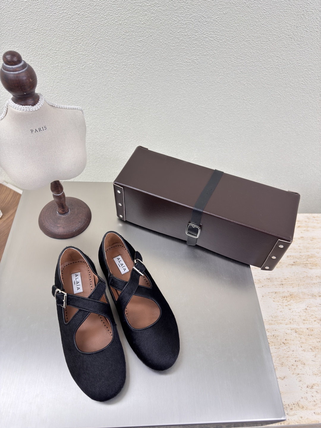 NO:223995,Rivet series Handmade leather box packaging Cross belt series Alaia Cross belt From Paris Fall in love at first sight Black horsehair material Alaia has another sexy side It can be easily controlled with different styles, whether it is jeans, suit pants, or pleated skirts, it can enhance your outfit to fashion, elegance and excellence The fabric is made of Korean velvet and matched with extreme sexy inner sheepskin The original consistent TPU molded outsole 35 36 37 38 39 40 41 42 (40 41 42 Customized) Configure original packaging, ballet shoes, alaia, skirts, jeans, business suit, sheepskin19860909铆钉系列 手工皮盒包装 交叉带系列 Alaia 交叉带 来自巴黎 一见倾心 黑色马毛材质  阿莱娅还有另外性感的一面  配上不同款式,不同风格都能轻松驾驭,无论牛仔裤,西装裤,还是百褶裙,都能将你的穿搭提升到时尚,优雅和卓越之中 面料选用韩国天鹅绒 搭配性感极致 内里羊皮 大底原版一致TPU成型大底 35 36 37 38 39 40 41 42(40 41 42 定制) 配置原版包装,芭蕾舞鞋,alaia,skirts,jeans,business suit,sheepskin,Women's Shoes