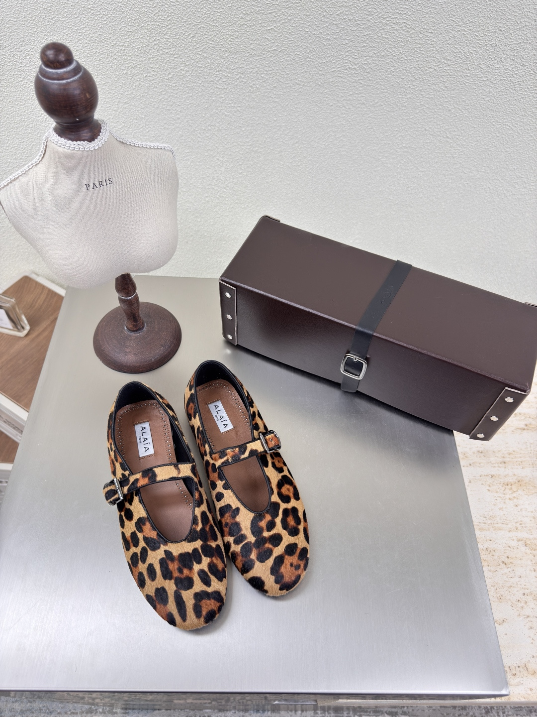 NO:224000,Rivet series Handmade leather box packaging Horizontal belt series Alaia Cross belt from Paris Fall in love at first sight Leopard print horsehair material Alaia has another sexy side It can be easily controlled with different styles, whether it is jeans, suit pants, or pleated skirt, it can enhance your outfit to fashion, elegance and excellence The fabric is made of Korean velvet and matched with extreme sexy inner sheepskin The original consistent TPU molded outsole 35 36 37 38 39 40 41 42 (40 41 42 Customized) Configure original packaging, ballet shoes, alaia, skirts, jeans, business suit, sheepskin19860909铆钉系列 手工皮盒包装 横带系列 Alaia 交叉带 来自巴黎 一见倾心 豹纹马毛材质  阿莱娅还有另外性感的一面  配上不同款式,不同风格都能轻松驾驭,无论牛仔裤,西装裤,还是百褶裙,都能将你的穿搭提升到时尚,优雅和卓越之中 面料选用韩国天鹅绒 搭配性感极致 内里羊皮 大底原版一致TPU成型大底 35 36 37 38 39 40 41 42(40 41 42 定制) 配置原版包装,芭蕾舞鞋,alaia,skirts,jeans,business suit,sheepskin,Women's Shoes