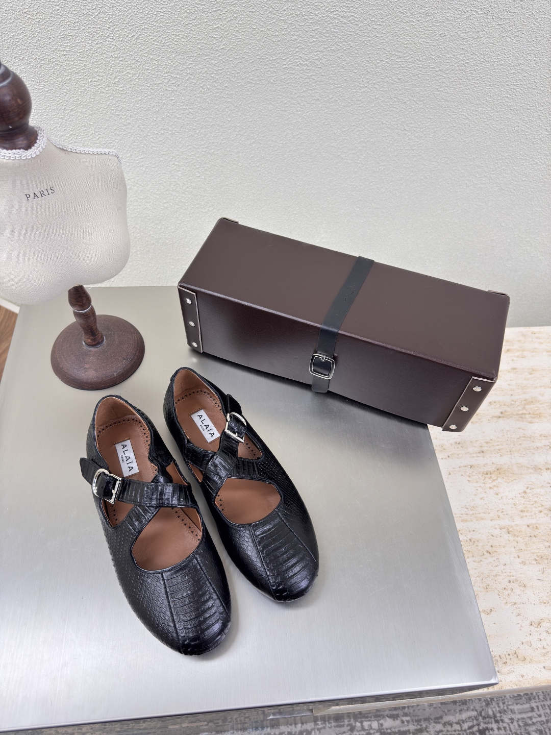 NO:224006,Snake pattern series Handmade leather box packaging Cross belt series Alaia Cross belt from Paris Fall in love at first sight Black snake pattern cowhide embossed Alaia has another sexy side. It can be easily controlled with different styles and styles. Whether it is jeans, suit pants, or pleated skirts, it can enhance your outfit to fashion, elegance and excellence. The fabric is made of Korean velvet and matched with extreme sexy inner sheepskin. The original TPU molded outsole 35 36 37 38 39 40 41 42 (40 41 42 Customized) Configure original packaging, ballet shoes, alaia, skirts, jeans, business suit, cowhide, sheepskin19860909蛇纹 系列 手工皮盒包装 交叉带系列 Alaia 交叉带 来自巴黎 一见倾心 黑色蛇纹牛皮压花  阿莱娅还有另外性感的一面  配上不同款式,不同风格都能轻松驾驭,无论牛仔裤,西装裤,还是百褶裙,都能将你的穿搭提升到时尚,优雅和卓越之中 面料选用韩国天鹅绒 搭配性感极致 内里羊皮 大底原版一致TPU成型大底 35 36 37 38 39 40 41 42(40 41 42 定制) 配置原版包装,芭蕾舞鞋,alaia,skirts,jeans,business suit,cowhide,sheepskin,Women's Shoes