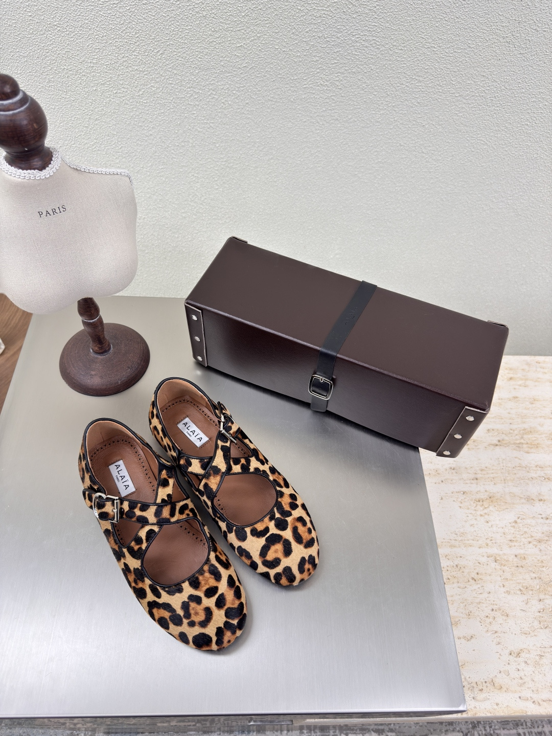 NO:224014,Leopard print series Handmade leather box packaging Cross belt series Alaia Cross belt from Paris Fall in love at first sight Black sheep reverse velvet leather Alaia has another sexy side Alaia has a simple style to control with different styles, whether it is jeans, suit pants, or pleated skirts, it can enhance your outfit to fashion, elegance and excellence The fabric is made of Korean velvet and matched with extreme sexy inner sheepskin Outsole Original consistent TPU molded outsole 35 36 37 38 39 40 41 42 (40 41 42 Customized) Configure original packaging, ballet shoes, alaia, skirts, jeans, business suit, sheepskin19860909豹纹 系列 手工皮盒包装 交叉带系列 Alaia 交叉带 来自巴黎 一见倾心 黑色羊反绒皮  阿莱娅还有另外性感的一面  配上不同款式,不同风格都能轻松驾驭,无论牛仔裤,西装裤,还是百褶裙,都能将你的穿搭提升到时尚,优雅和卓越之中 面料选用韩国天鹅绒 搭配性感极致 内里羊皮 大底原版一致TPU成型大底 35 36 37 38 39 40 41 42(40 41 42 定制) 配置原版包装,芭蕾舞鞋,alaia,skirts,jeans,business suit,sheepskin,Women's Shoes