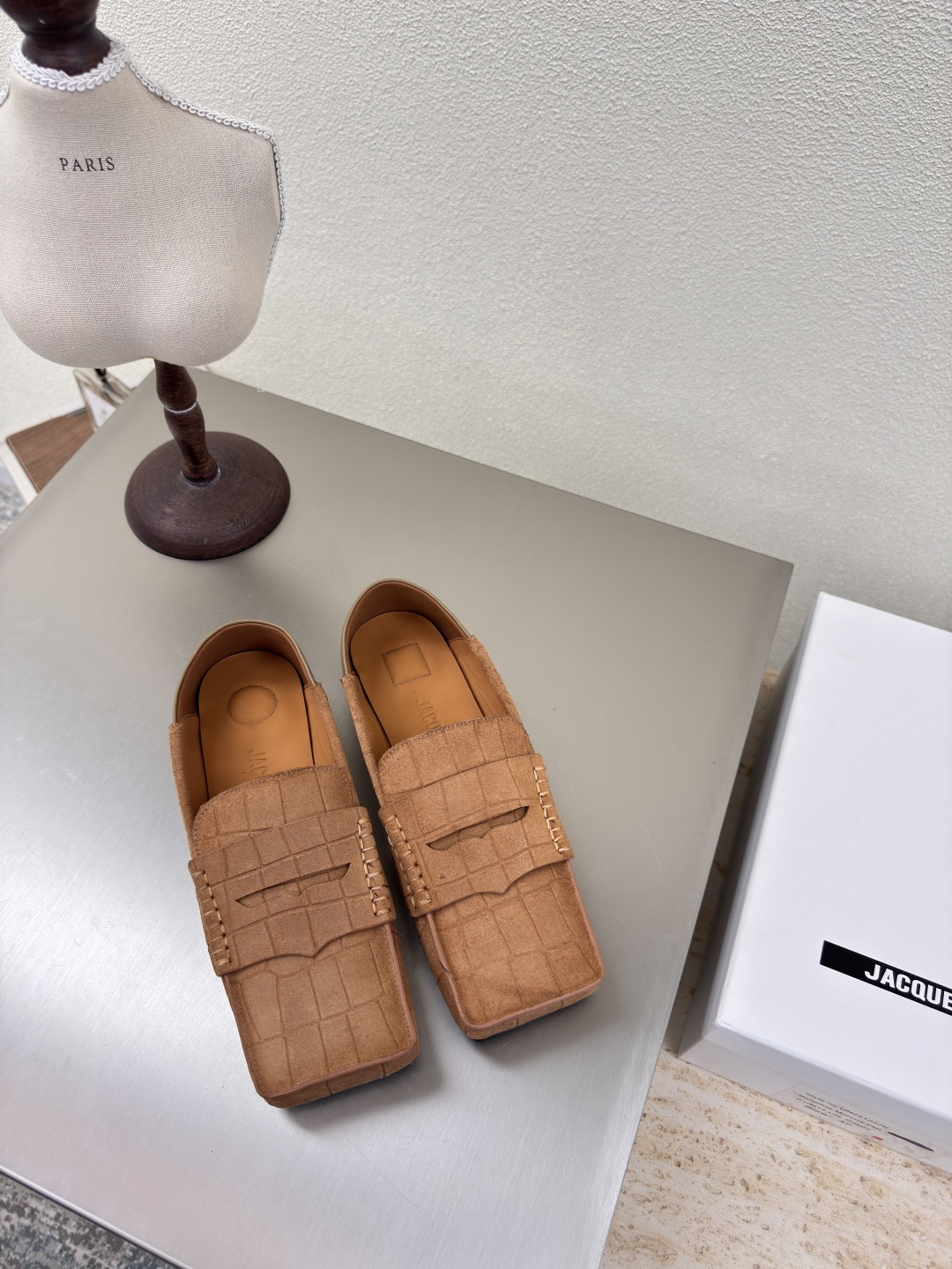 NO:223994,Jacquemus25ss bricks Square-head bow loafers Loafers Light brown High-quality personality High-end style ——————————————————————————————— Fabric Calfskin Inner Lambskin Outsole Original outsole Size 35 36 37 38 39 40 41, loafers, cowhide, sheepskin19860909Jacquemus25ss砖块 方头蝴蝶结乐福鞋  乐福鞋 浅棕色  个性突出 鲜明格调  ————————————— 面料 小牛皮 内里 小羊皮 大底 原版大底 码数 35 36 37 38 39 40 41,乐福鞋,loafers,cowhide,sheepskin,Women's Shoes