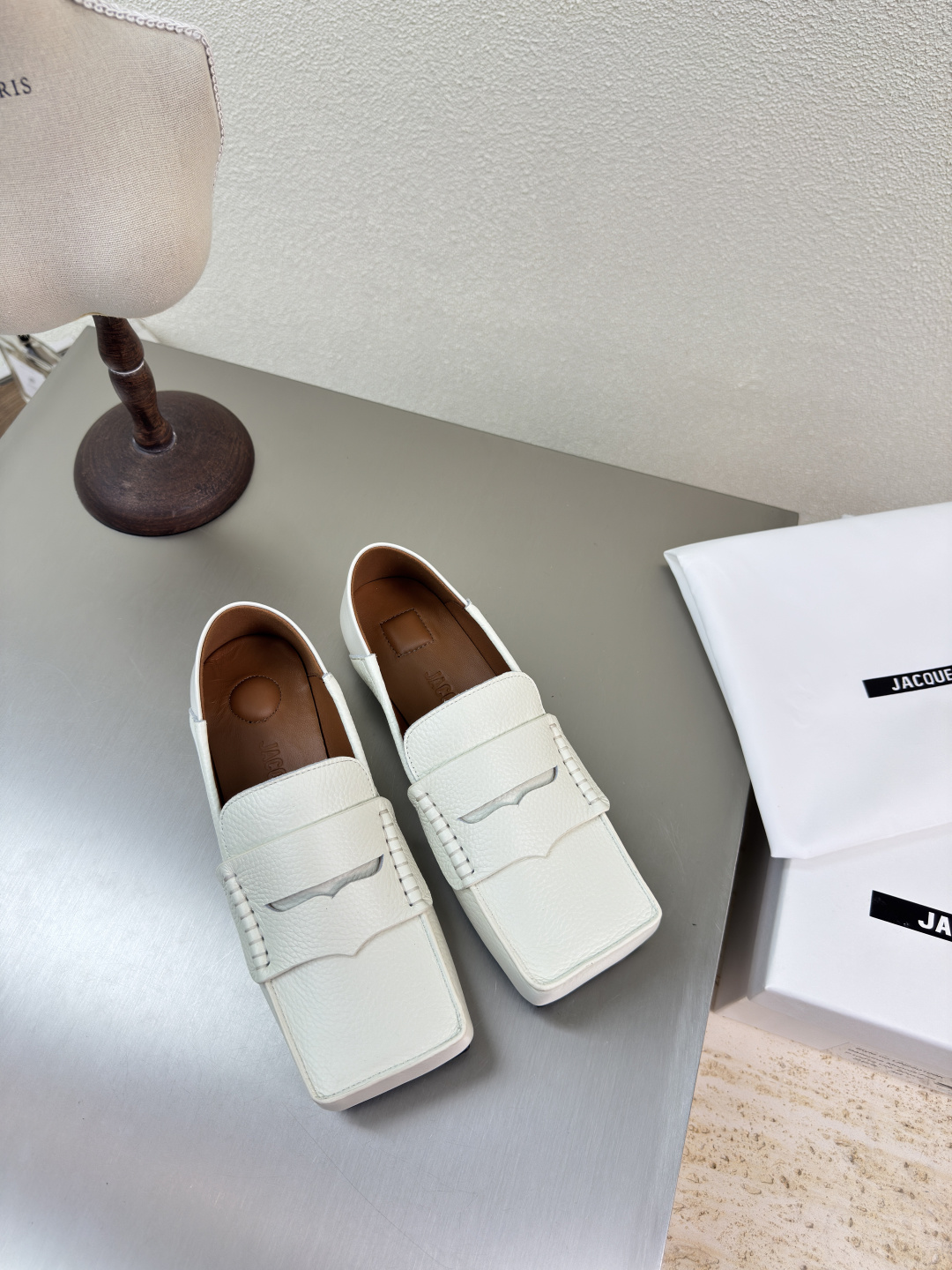 NO:224004,Jacquemus25ss bricks Square-head bow loafers Loafers off-white lychee pattern cowhide outstanding personality bright style ——————————————————————————————————————— Fabric Calfskin Inner Lambskin Outsole Original outsole Size 35 36 37 38 39 40 41, loafers, cowhide, sheepskin19860909Jacquemus25ss砖块 方头蝴蝶结乐福鞋  乐福鞋 米白色 荔枝纹牛皮  个性突出 鲜明格调  ————————————— 面料 小牛皮 内里 小羊皮 大底 原版大底 码数 35 36 37 38 39 40 41,乐福鞋,loafers,cowhide,sheepskin,Women's Shoes