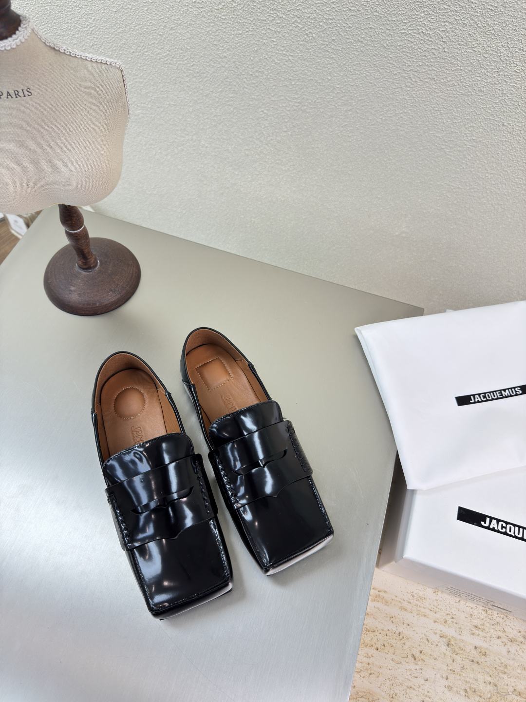 NO:223963,Jacquemus25ss bricks Square-head bow loafers Loafers Black red cowhide with edges stand out personality and bright style ———————————————————————————————————— Fabric Calfskin Inner Lambskin Outsole Original outsole Size 35 36 37 38 39 40 41, loafers, cowhide, sheepskin19860909Jacquemus25ss砖块 方头蝴蝶结乐福鞋  乐福鞋 黑色来开边朱牛皮 个性突出 鲜明格调  ————————————— 面料 小牛皮 内里 小羊皮 大底 原版大底 码数 35 36 37 38 39 40 41,乐福鞋,loafers,cowhide,sheepskin,Women's Shoes