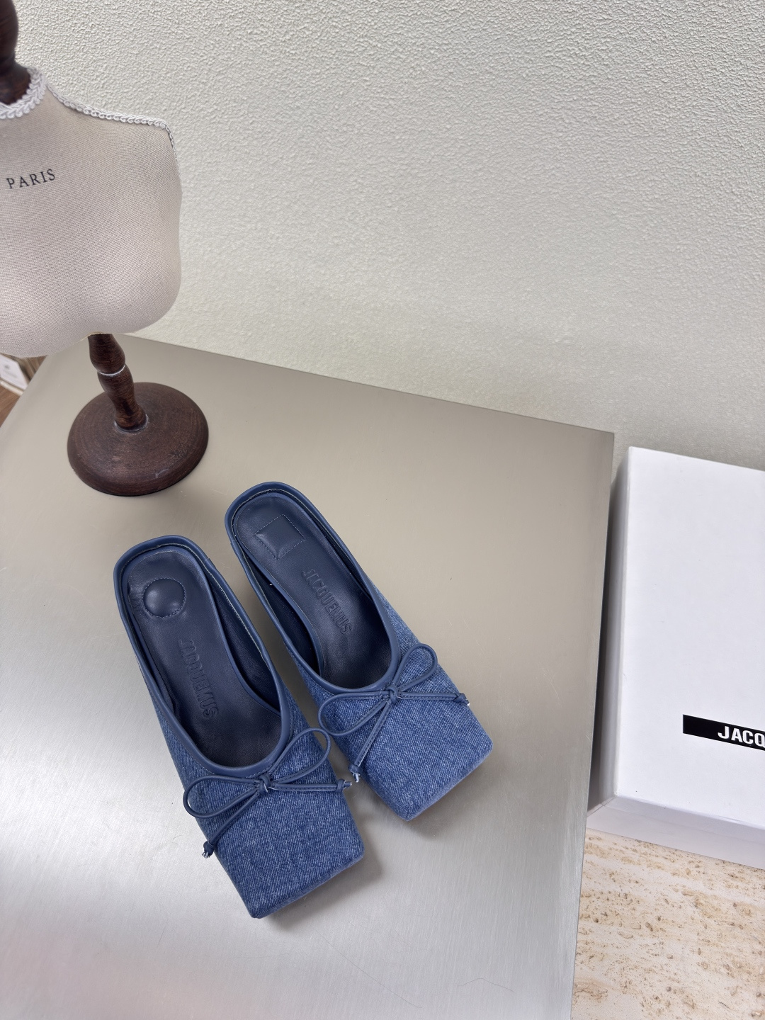 NO:223971,Jacquemus25ss bricks Square-head bow loafers Metal heels Slippers Blue wash buffalo With outstanding personality and distinctive style —————————————————————————————————————— Fabric Wash buffalo Inner Lambskin Outsole Original Italian leather outsole Size 35 36 37 38 39 40 41, semi-drag, loafers, slippers, sheepskin, Leather soles19860909Jacquemus25ss砖块 方头蝴蝶结乐福鞋  金属跟 拖鞋 蓝色洗水牛仔  个性突出 鲜明格调  ————————————— 面料 洗水牛仔 内里 小羊皮 大底 原版意大利真皮大底 码数 35 36 37 38 39 40 41,半拖,loafers,slippers,sheepskin,Leather soles,Women's Shoes