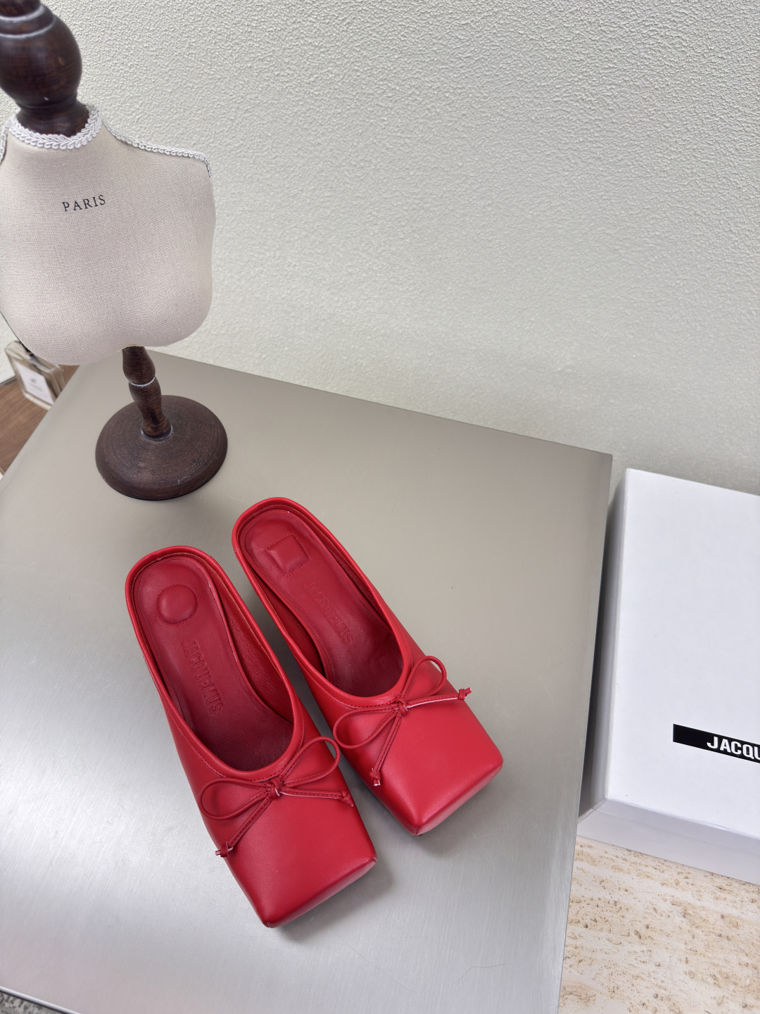 NO:223966,Jacquemus25ss bricks Square-head bow loafers Metal heels Slippers Red calfskin Strong personality Strings —————————————————————————————————————— Fabric Lambskin Inner Lambskin Outsole Original Italian leather outsole Size 35 36 37 38 39 40 41, semi-drag, loafers, slippers, cowhide, sheepskin, Leather soles19860909Jacquemus25ss砖块 方头蝴蝶结乐福鞋  金属跟 拖鞋 红色小牛皮  个性突出 鲜明格调  ————————————— 面料 小羊皮 内里 小羊皮 大底 原版意大利真皮大底 码数 35 36 37 38 39 40 41,半拖,loafers,slippers,cowhide,sheepskin,Leather soles,Women's Shoes