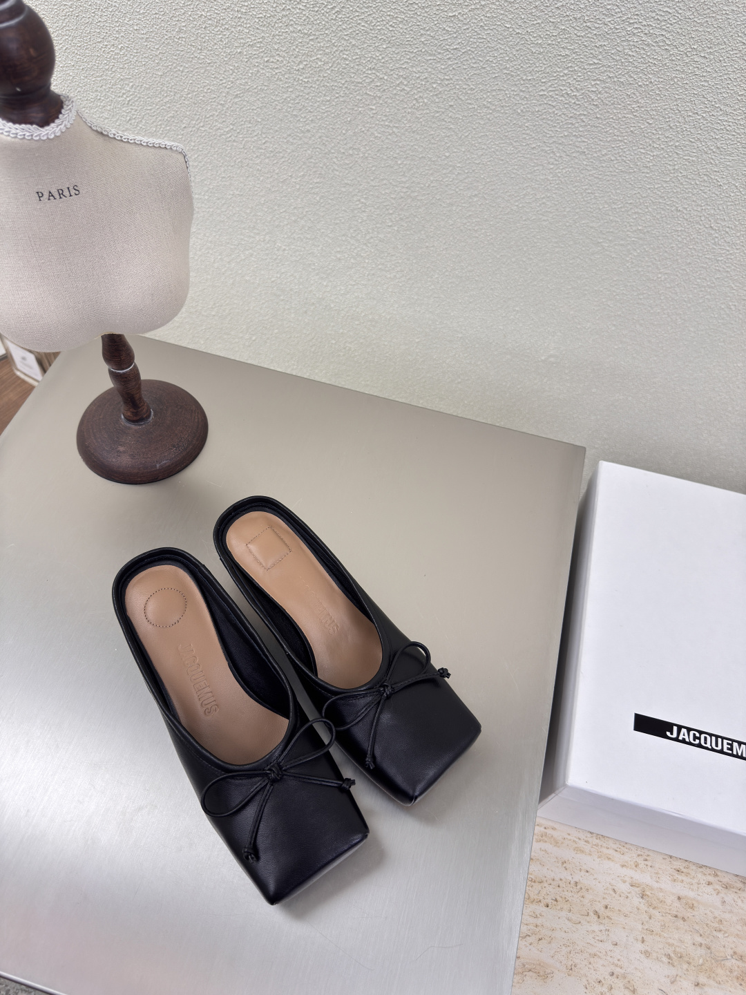 NO:224002,Jacquemus25ss bricks Square-head bow loafers Metal heels Slippers Black lambskin Strong personality String style ———————————————————————————————————— Fabric Sheepskin Inner Lambskin Outsole Original Italian leather outsole Size 35 36 37 38 39 40 41, semi-drag, loafers, slippers, sheepskin, Leather soles19860909Jacquemus25ss砖块 方头蝴蝶结乐福鞋  金属跟 拖鞋 黑色小羊皮  个性突出 鲜明格调  ————————————— 面料 羊皮 内里 小羊皮 大底 原版意大利真皮大底 码数 35 36 37 38 39 40 41,半拖,loafers,slippers,sheepskin,Leather soles,Women's Shoes