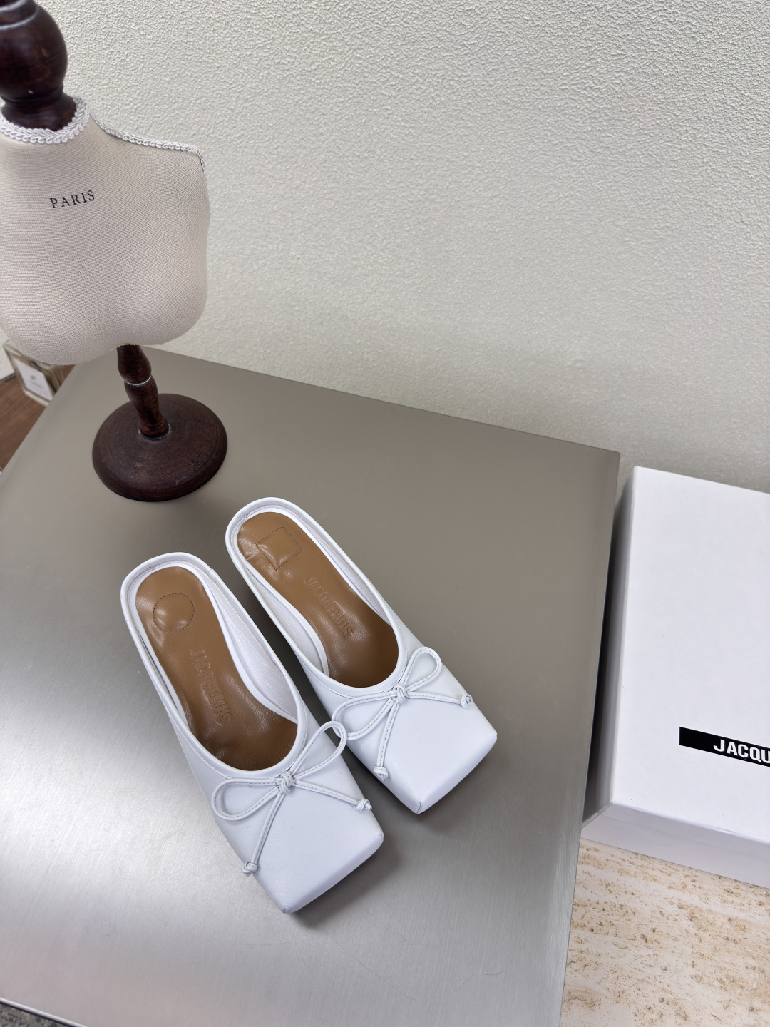 NO:223961,Jacquemus25ss bricks Square-head bow loafers Metal heels Slippers White lambskin Strong personality String style ——————————————————————————————————— Fabric Sheepskin Inner Lambskin Outsole Original Italian leather outsole Size 35 36 37 38 39 40 41, Semi-torn, Loafers, slippers, sheepskin, Leather soles19860909Jacquemus25ss砖块 方头蝴蝶结乐福鞋  金属跟 拖鞋 白色小羊皮 个性突出 鲜明格调  ————————————— 面料 羊皮 内里 小羊皮 大底 原版意大利真皮大底 码数 35 36 37 38 39 40 41,半拖,loafers,slippers,sheepskin,Leather soles,Women's Shoes