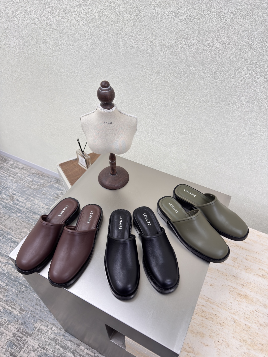 Lemaire Paris: Designer Shoes and Bags in Wine Red Calf Skin - 图片 5