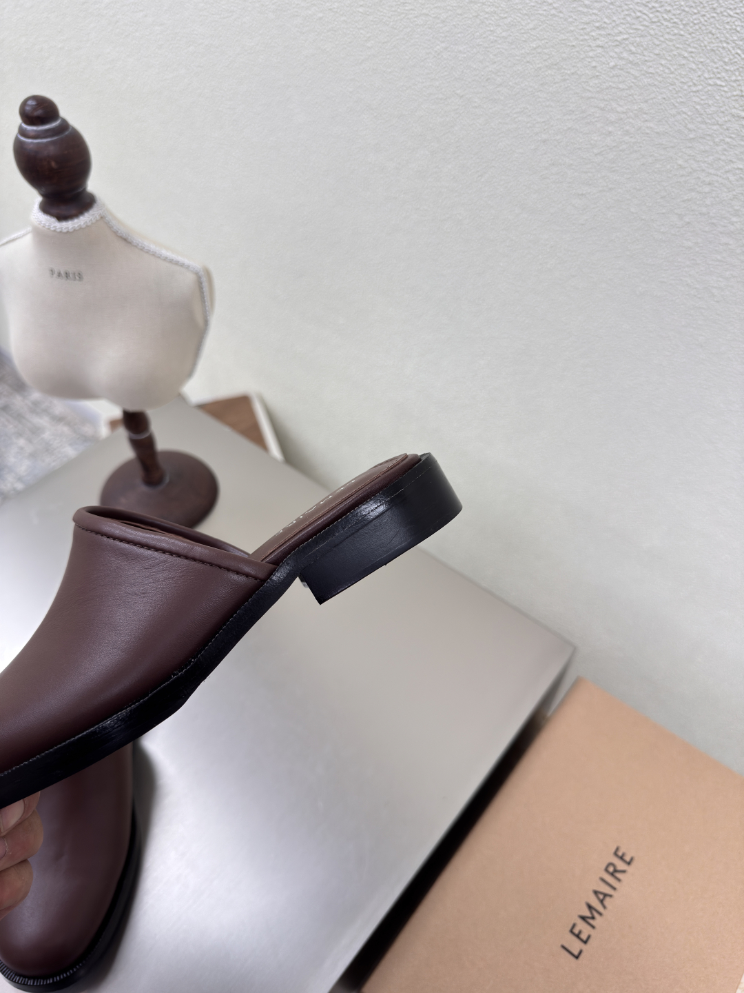 Lemaire Paris: Designer Shoes and Bags in Wine Red Calf Skin - 图片 3