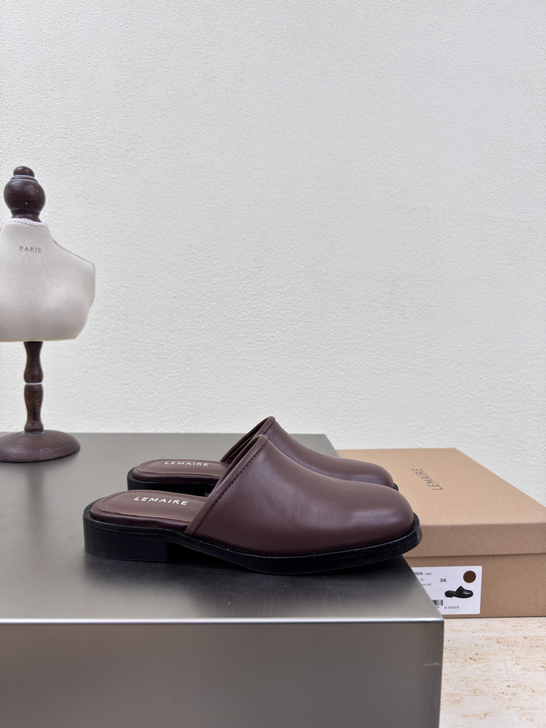 Lemaire Paris: Designer Shoes and Bags in Wine Red Calf Skin - 图片 7