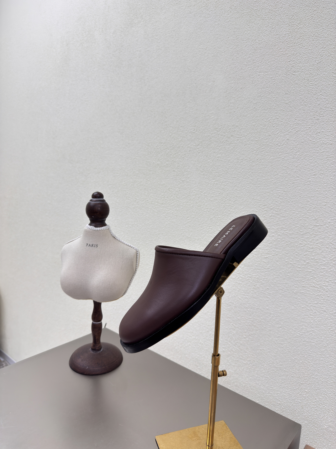 Lemaire Paris: Designer Shoes and Bags in Wine Red Calf Skin - 图片 8