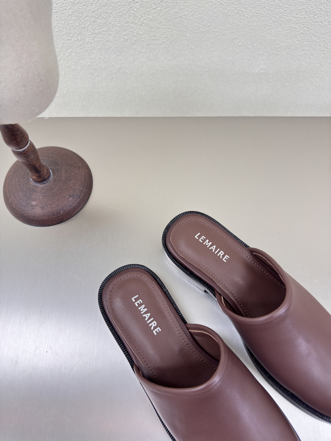 Lemaire Paris: Designer Shoes and Bags in Wine Red Calf Skin - 图片 2