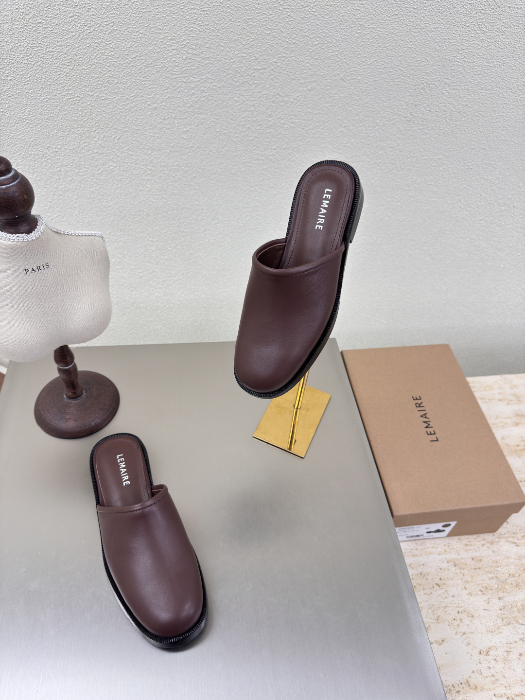 Lemaire Paris: Designer Shoes and Bags in Wine Red Calf Skin - 图片 9