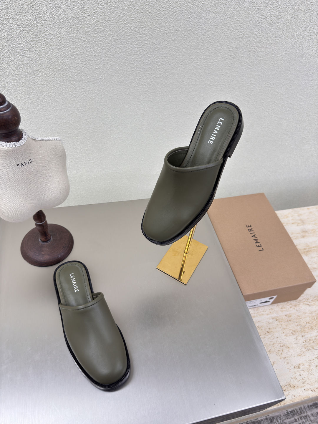Lemaire Paris Designer Shoes: Olive Green Calf-Skin Flats with Slip-Proof Design - 图片 9
