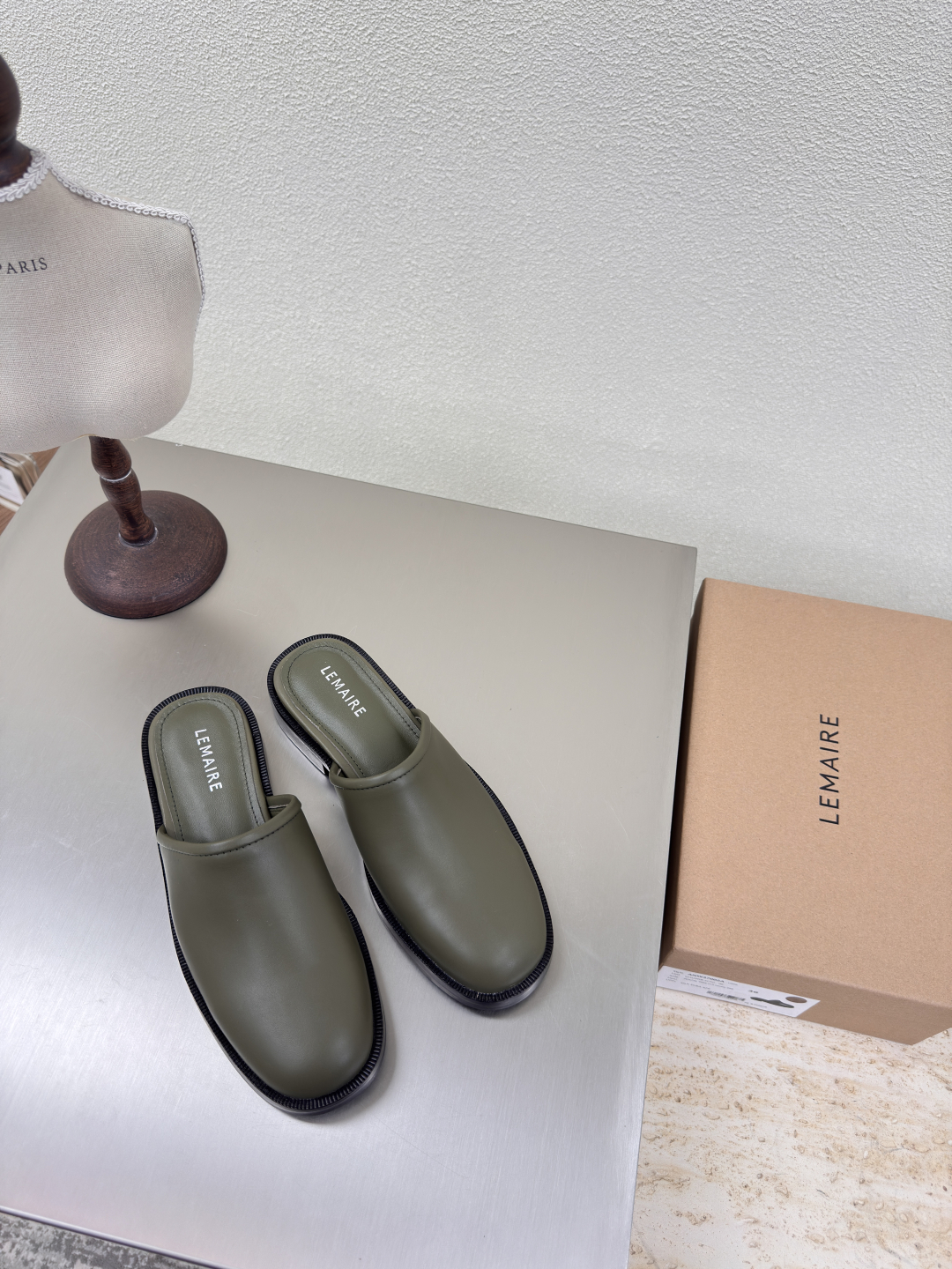 Lemaire Paris Designer Shoes: Olive Green Calf-Skin Flats with Slip-Proof Design - 图片 1