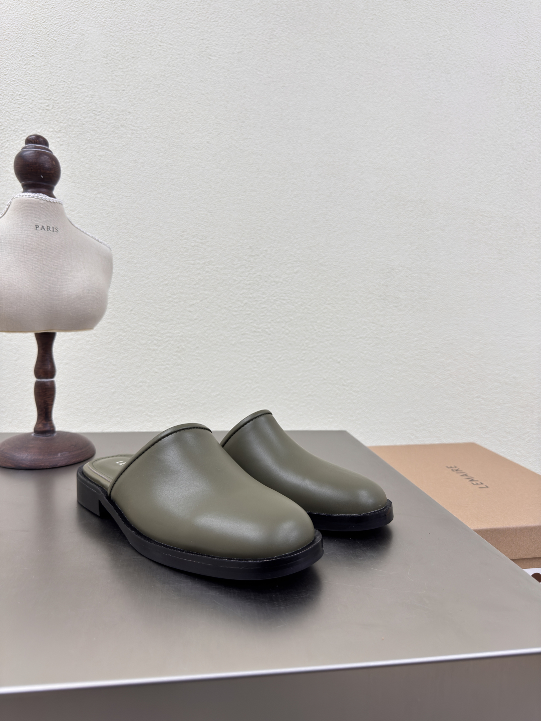 Lemaire Paris Designer Shoes: Olive Green Calf-Skin Flats with Slip-Proof Design - 图片 3
