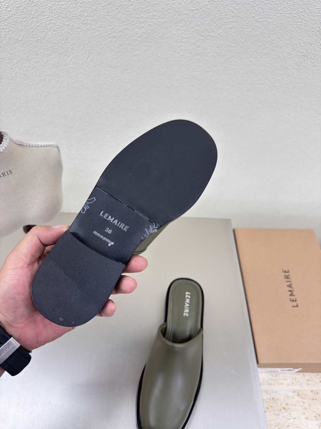 Lemaire Paris Designer Shoes: Olive Green Calf-Skin Flats with Slip-Proof Design - 图片 6