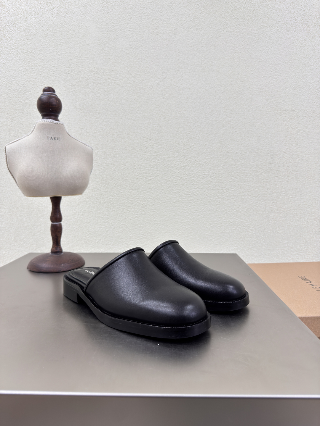 Lemaire Paris Designer Shoes: Calf Skin Flats and Slip-Proof Leather Bag - 图片 3