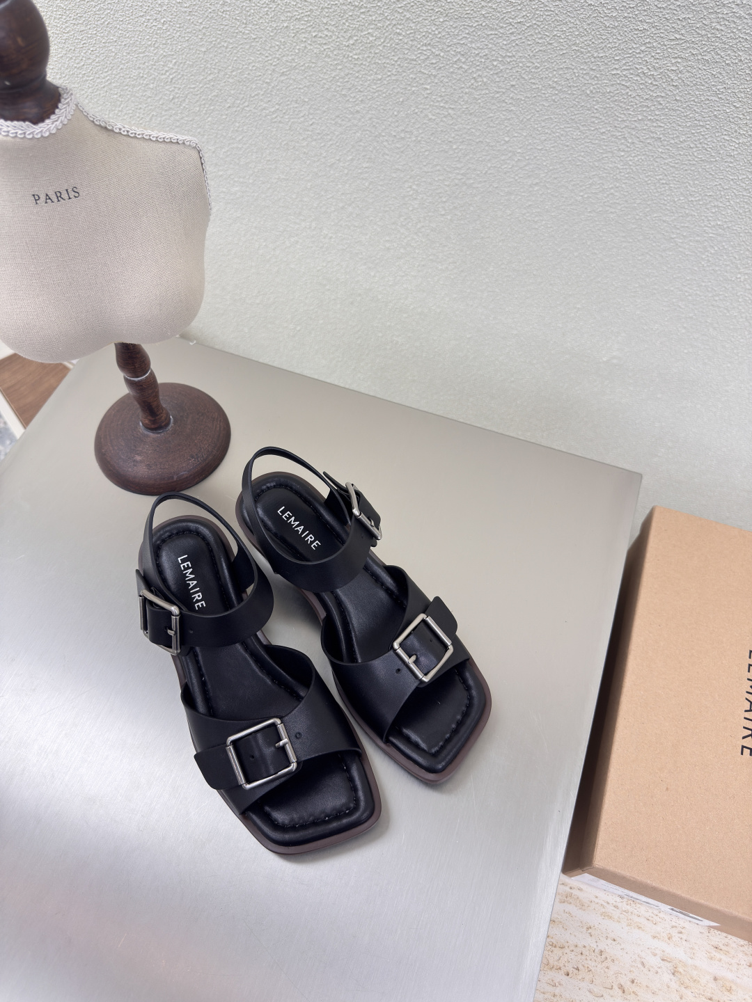 NO:223993,Flat sole calfskin saddle strap sandals Lemaire from Paris, France Designer brand Women's shoes Black calfskin genuine leather heel Full of grade Anti-slip outsole design Dividing the skin into pieces, with a looming charm. The addition of elastic elements injects more rebellion and strength into the exquisite shoe body, showing a slim but never weak posture. Original outsole 35 36 37 38 39 40 (40 customization) Configure original packaging, sandals, sandals, cowhide19860909平底 小牛皮 马鞍带 凉鞋 Lemaire 来自法国巴黎 设计师品牌 女鞋 黑色 小牛皮 真皮包跟 档次满满  防滑大底设计 将肌肤分割成块面,有着若隐若现的魅力. 弹力 元素的加入为精致的鞋体注入更多反叛和力量,展现出纤薄但绝不柔弱的姿态. 原版大底 35 36 37 38 39 40（40 定制） 配置原版包装,凉鞋,sandals,cowhide,Women's Shoes