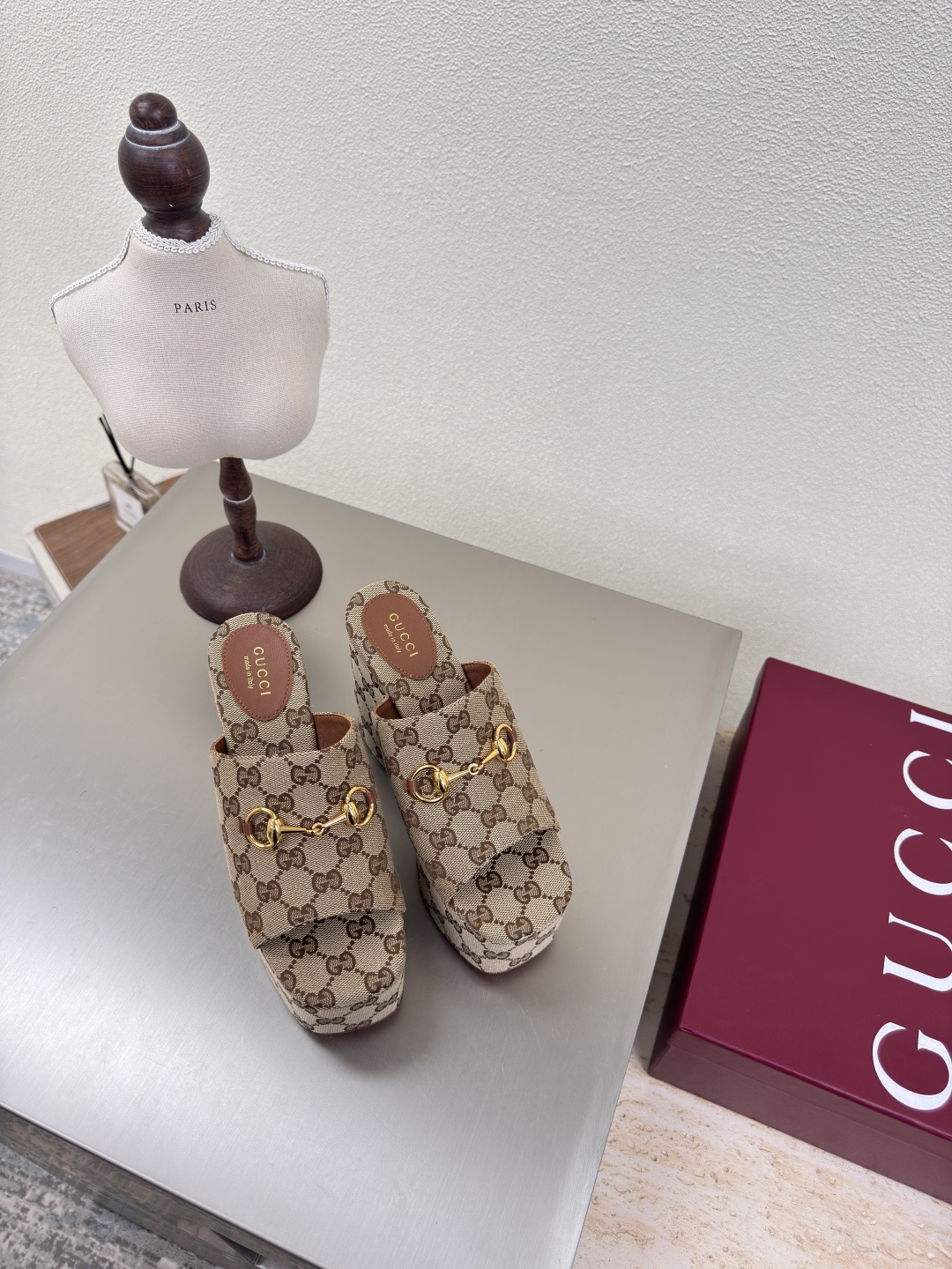 NO:223916,Foreign trade, sponge cake sole, presbyopia logo, slippers, GUCCI 2025, apricot color, shoe show, Gucci, fashionable brand logo, with super recognition, high-recognition, various products compete for brands, may first and then launch super heel high-ranking, is not out of date, Guccl Paris fashion show, this series interprets the new fashion charm, continues the super high-heel design, favored by well-known overseas bloggers, tens of millions of fans and bloggers, and is best-selling at home and abroad, and has been out of stock at home and abroad. The top version of candy color matching, original presbyopia logo, jacquard embroidery, inner: sheepskin inner sole shoes: original outsole, size: 35 36 37 38 39 40 41 42 (40 41 42 customized) Packaging: GUCCI full set of original packaging, slippers, christian  louboutin,gucci,gucci,slippers,sheepskin19860909外贸 松糕底 老花logo 拖鞋 GUCCI 2025 杏色老花  走鞋款秀 古驰  时尚的品牌LOGO持加,具有超辨高识度各品大争牌恐先推后出超系跟高列GUCCI不也落伍 Guccl巴黎时装秀场款 此系列演绎全新时尚魅力延续超高跟设计,深得海外知名博主青睐千万粉丝博主倾情演绎,畅销海内外国内已经断货,顶级版本糖果色配 面鞋原版老花logo 提花绣  里内:羊皮内里  底鞋:原版大底 码数:35 36 37 38 39 40 41 42（40 41 42 定制） 包装:GUCCI全套原包版装,拖鞋,christian louboutin,gucci,gucci,slippers,sheepskin,Women's Shoes