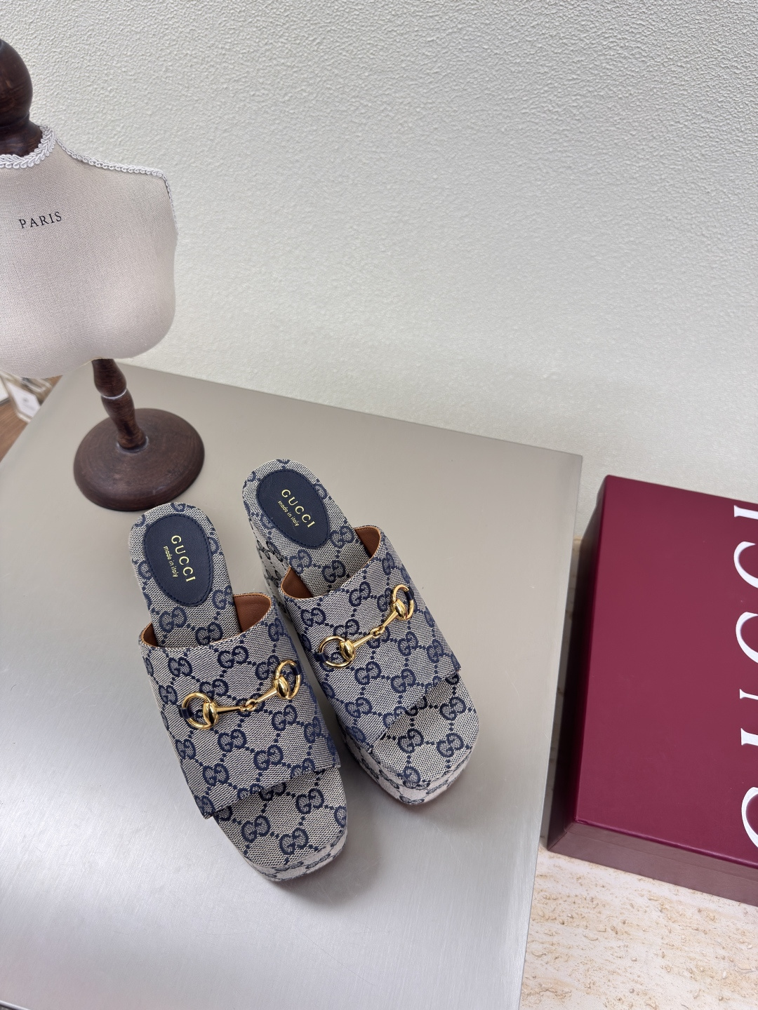 NO:223921,Foreign trade, sponge cake sole, presbyopia logo, slippers, GUCCI 2025 Blue presbyopia, shoe show, Gucci, fashionable brand logo, with super recognition, high-recognition, various products compete for brands, may first and then launch super heel high-ranking, is not out of date, Guccl Paris fashion show, This series interprets the new fashion charm and continues the super high-heel design, favored by well-known overseas bloggers and tens of millions of fans and bloggers, and is best-selling at home and abroad, and has been out of stock at home and abroad. The top version of candy color matching, original presbyopia logo, jacquard embroidery, inner: sheepskin inner sole shoes: original outsole, size: 35 36 37 38 39 40 41 42 (40 41 42 customized) Packaging: GUCCI full set of original packaging, slippers, christian  louboutin,gucci,gucci,slippers,sheepskin19860909外贸 松糕底 老花logo 拖鞋 GUCCI 2025 蓝色老花  走鞋款秀 古驰  时尚的品牌LOGO持加,具有超辨高识度各品大争牌恐先推后出超系跟高列GUCCI不也落伍 Guccl巴黎时装秀场款 此系列演绎全新时尚魅力延续超高跟设计,深得海外知名博主青睐千万粉丝博主倾情演绎,畅销海内外国内已经断货,顶级版本糖果色配 面鞋原版老花logo 提花绣  里内:羊皮内里  底鞋:原版大底 码数:35 36 37 38 39 40 41 42（40 41 42 定制） 包装:GUCCI全套原包版装,拖鞋,christian louboutin,gucci,gucci,slippers,sheepskin,Women's Shoes