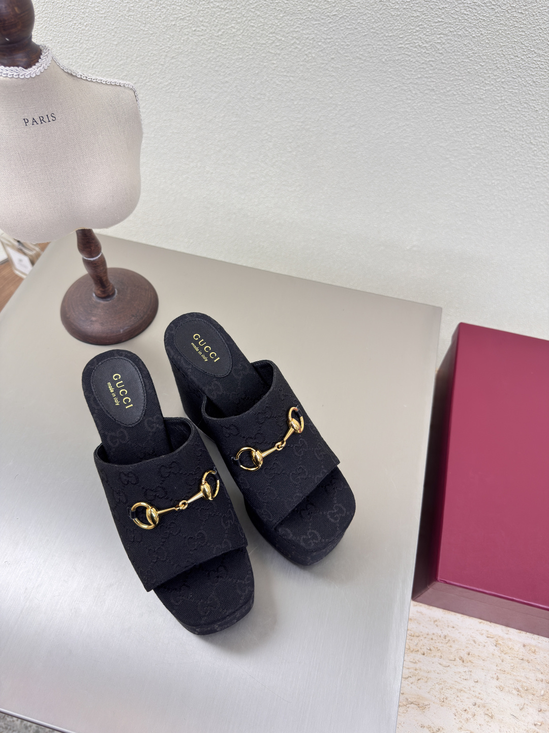 NO:223926,Foreign trade, sponge cake sole, presbyopia logo, slippers, GUCCI 2025, black presbyopia, shoe show, Gucci, fashionable brand logo, with super recognition, high-recognition, various products compete for brands, may first and then launch super heel high-ranking, not too out of date, Guccl Paris fashion show, this series interprets the new fashion charm and continues the super high-heel design, favored by well-known overseas bloggers, tens of millions of fans and bloggers, and is best-selling at home and abroad, and has been out of stock at home and abroad. The top version of candy color matching, original presbyopia logo, jacquard embroidery, inner: sheepskin inner sole shoes: original outsole, size: 35 36 37 38 39 40 41 42 (40 41 42 customized) Packaging: GUCCI full set of original packaging, slippers, christian  louboutin,gucci,gucci,slippers,sheepskin19860909外贸 松糕底 老花logo 拖鞋 GUCCI 2025 黑色老花  走鞋款秀 古驰  时尚的品牌LOGO持加,具有超辨高识度各品大争牌恐先推后出超系跟高列GUCCI不也落伍 Guccl巴黎时装秀场款 此系列演绎全新时尚魅力延续超高跟设计,深得海外知名博主青睐千万粉丝博主倾情演绎,畅销海内外国内已经断货,顶级版本糖果色配 面鞋原版老花logo 提花绣  里内:羊皮内里  底鞋:原版大底 码数:35 36 37 38 39 40 41 42（40 41 42 定制） 包装:GUCCI全套原包版装,拖鞋,christian louboutin,gucci,gucci,slippers,sheepskin,Women's Shoes