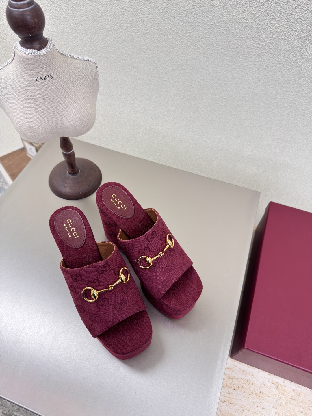 NO:223931,Foreign trade, sponge cake sole, presbyopia logo, slippers, GUCCI 2025 Red presbyopia, walking on the shoe show, Gucci, fashionable brand logo, with super recognition, high-recognition, various products compete for brands, may first and then launch super heel high-ranking, not too out of date, Guccl Paris fashion show, this series interprets the new fashion charm and continues the super high-heel design, favored by well-known overseas bloggers, tens of millions of fans and bloggers, and is best-selling at home and abroad, and has been out of stock at home and abroad. The top version of candy color matching, original presbyopia logo, jacquard embroidery, inner: sheepskin inner sole shoes: original outsole Size: 35 36 37 38 39 40 41 42 (40 41 42 Customized) Packaging: GUCCI full set of original packaging, slippers, christian  louboutin,gucci,gucci,slippers,sheepskin19860909外贸 松糕底 老花logo 拖鞋 GUCCI 2025 红色老花  走鞋款秀 古驰  时尚的品牌LOGO持加,具有超辨高识度各品大争牌恐先推后出超系跟高列GUCCI不也落伍 Guccl巴黎时装秀场款 此系列演绎全新时尚魅力延续超高跟设计,深得海外知名博主青睐千万粉丝博主倾情演绎,畅销海内外国内已经断货,顶级版本糖果色配 面鞋原版老花logo 提花绣  里内:羊皮内里  底鞋:原版大底 码数:35 36 37 38 39 40 41 42（40 41 42 定制） 包装:GUCCI全套原包版装,拖鞋,christian louboutin,gucci,gucci,slippers,sheepskin,Women's Shoes