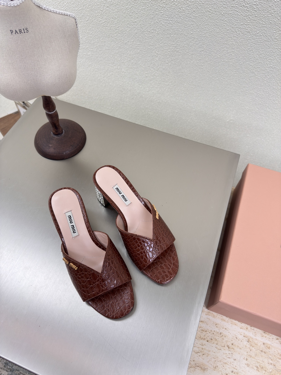 NO:223947,miu'miu diamond heel slippers brown stone pattern flat design series miu'miu classic comfort production original consistent Italian leather outsole high version fabric embossed cowhide original consistent design girlish comfort benchmarking 35 36 37 38 39 40 41 (40 41 size customized) configuration original packaging, slippers, miumiu, slippers, cowhide, Leather soles19860909miu'miu 钻跟 拖鞋 棕色 石头纹 对版 平底设计 系列 miu'miu 经典舒适 制作  原版一致 意大利真皮大底 高版本  面料 压纹牛皮   原版一致 对版 设计 少女感 舒适  对标对版 35 36 37 38 39 40 41（40 41 码定制） 配置原版包装,拖鞋,miumiu,slippers,cowhide,Leather soles,Women's Shoes