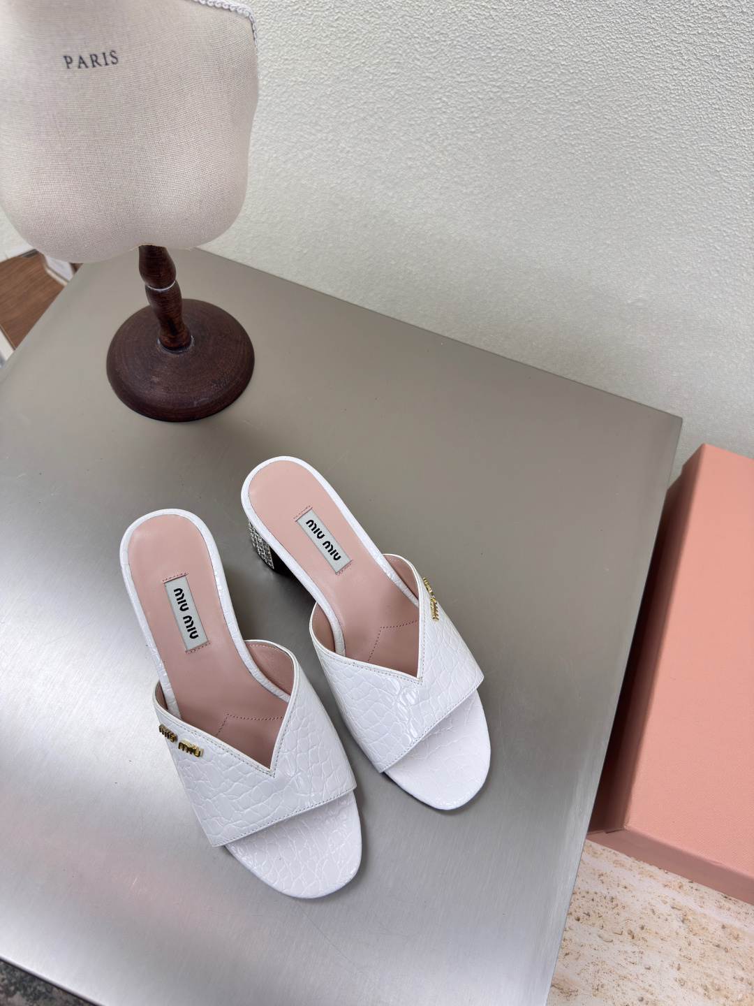 NO:223951,miu'miu diamond heel slippers white stone pattern flat design series miu'miu classic comfort production original consistent Italian leather outsole high version fabric embossed cowhide original consistent design girlish comfort benchmarking 35 36 37 38 39 40 41 (40 41 size customized) configuration original packaging, slippers, miumiu, slippers, cowhide, Leather soles19860909miu'miu 钻跟 拖鞋 白色 石头纹 对版 平底设计 系列 miu'miu 经典舒适 制作  原版一致 意大利真皮大底 高版本  面料 压纹牛皮   原版一致 对版 设计 少女感 舒适  对标对版 35 36 37 38 39 40 41（40 41 码定制） 配置原版包装,拖鞋,miumiu,slippers,cowhide,Leather soles,Women's Shoes