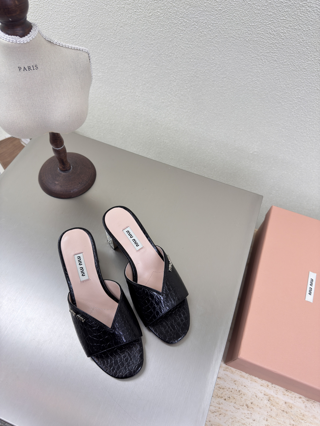 NO:223965,miu'miu diamond heel slippers black stone pattern flat design series miu'miu classic comfort production original consistent Italian leather outsole high version fabric embossed cowhide original consistent design girlish comfort benchmarking 35 36 37 38 39 40 41 (40 41 size customized) configuration original packaging, slippers, miumiu, slippers, cowhide, Leather soles19860909miu'miu 钻跟 拖鞋 黑色石头纹 对版 平底设计 系列 miu'miu 经典舒适 制作  原版一致 意大利真皮大底 高版本  面料 压纹牛皮   原版一致 对版 设计 少女感 舒适  对标对版 35 36 37 38 39 40 41（40 41 码定制） 配置原版包装,拖鞋,miumiu,slippers,cowhide,Leather soles,Women's Shoes