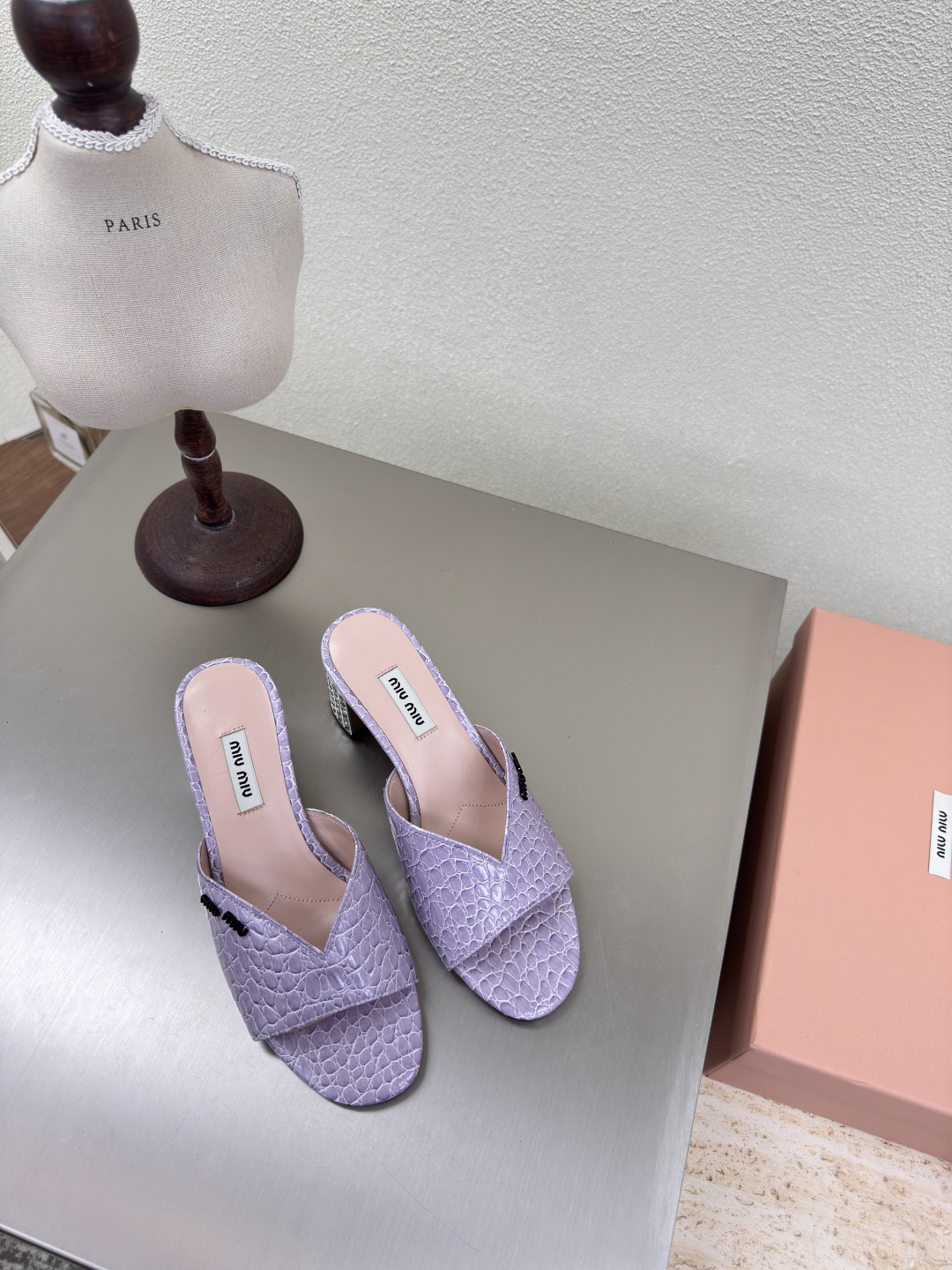 NO:223955,miu'miu diamond heel slippers purple stone pattern flat design series miu'miu classic comfort production original consistent Italian leather outsole high version fabric embossed cowhide original consistent design girlish comfort benchmarking 35 36 37 38 39 40 41 (40 41 size customized) configuration original packaging, slippers, miumiu, slippers, cowhide, Leather soles19860909miu'miu 钻跟 拖鞋 紫色 石头纹 对版 平底设计 系列 miu'miu 经典舒适 制作  原版一致 意大利真皮大底 高版本  面料 压纹牛皮   原版一致 对版 设计 少女感 舒适  对标对版 35 36 37 38 39 40 41（40 41 码定制） 配置原版包装,拖鞋,miumiu,slippers,cowhide,Leather soles,Women's Shoes