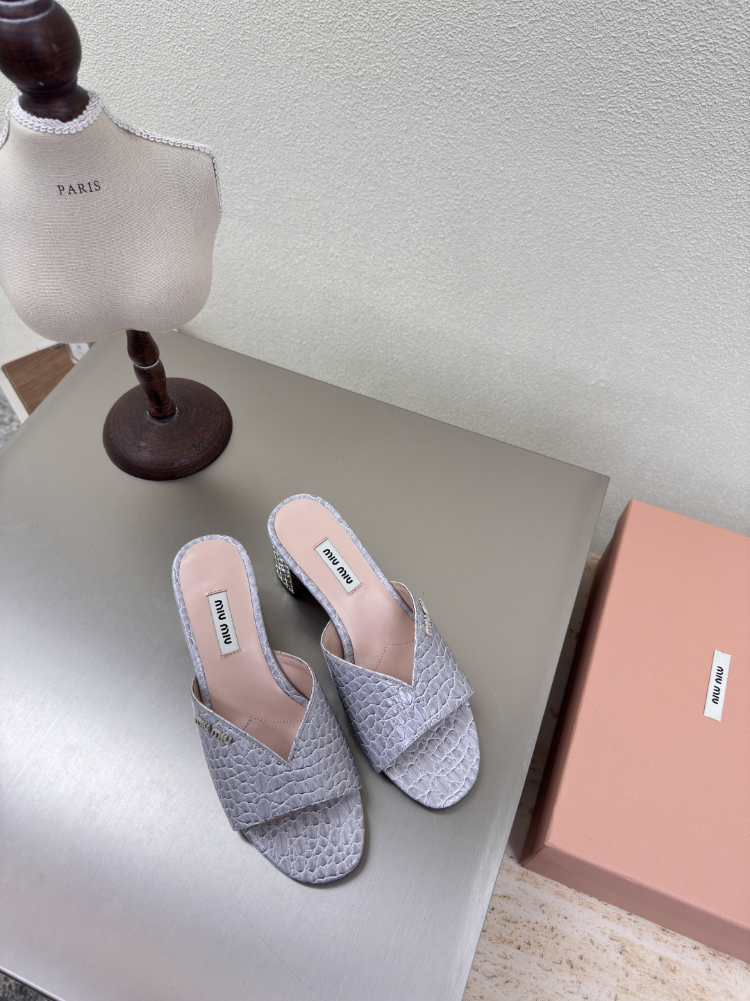 NO:223959,miu'miu diamond heel slippers gray stone pattern flat design series miu'miu classic comfort production original consistent Italian leather outsole high version fabric embossed cowhide original consistent design girlish comfort benchmarking 35 36 37 38 39 40 41 (40 41 size customized) configuration original packaging, slippers, miumiu, slippers, cowhide, Leather soles19860909miu'miu 钻跟 拖鞋 灰色 石头纹 对版 平底设计 系列 miu'miu 经典舒适 制作  原版一致 意大利真皮大底 高版本  面料 压纹牛皮   原版一致 对版 设计 少女感 舒适  对标对版 35 36 37 38 39 40 41（40 41 码定制） 配置原版包装,拖鞋,miumiu,slippers,cowhide,Leather soles,Women's Shoes