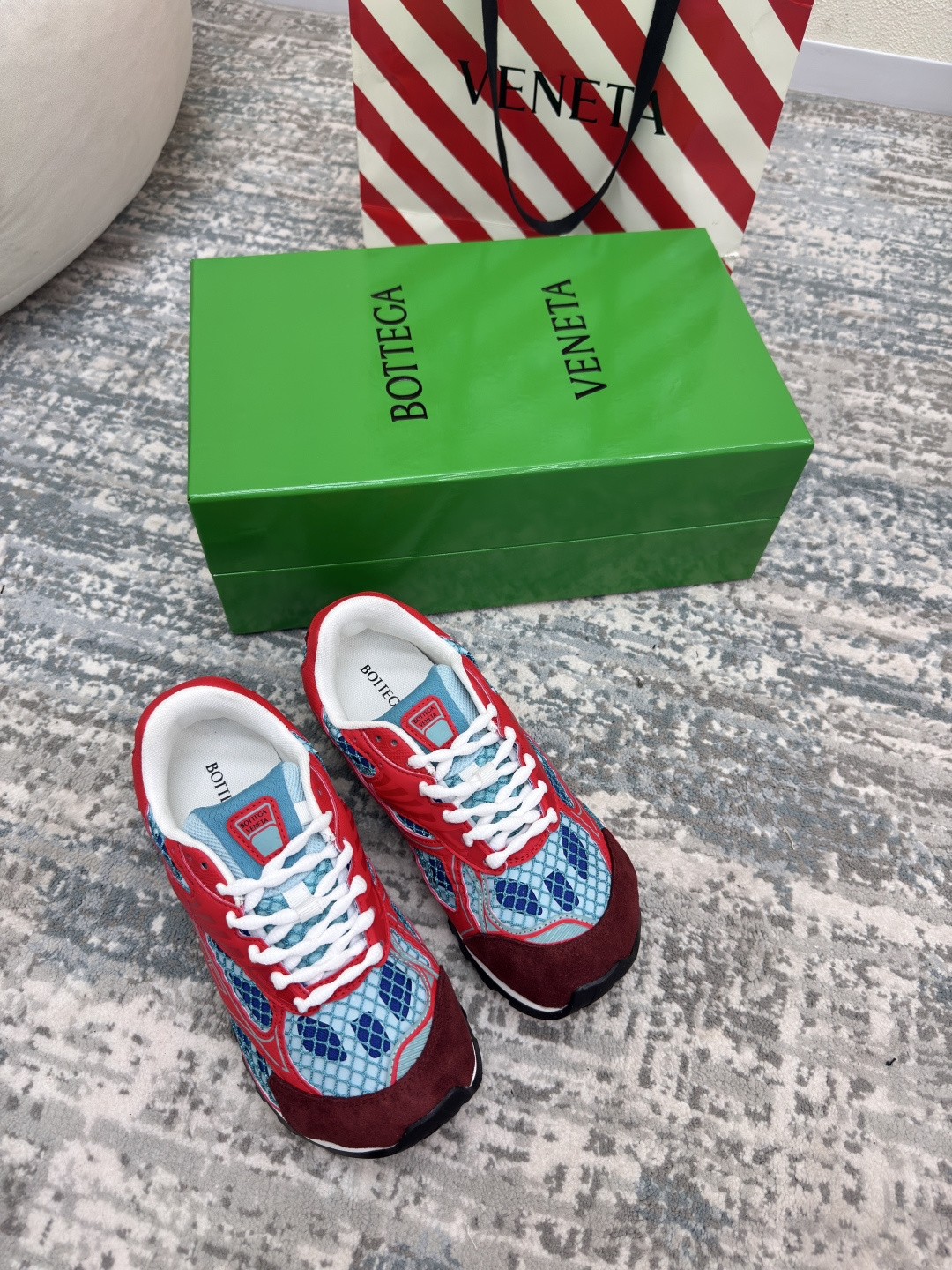 NO:223895,BV Orbit sneakers Wang Yibo Same style couple dad shoes Runner sneakers, using lightweight technology mesh fabric. Matched with geometric patterns, rubber outsole. Cherry red, women's style, men's style 320 King Fried series, high version, accurate bagging technology, cherry red, actually increases a lot, still makes the legs look thinner, very nice, playable and fabricated, benchmarking, bagging technology, accurate version, outsole, color-blocking TPU mold absorption technology, outsole, women's style 35 36 37 38 39 40 41 (40 41 customization) Men's style 39 40 41 42 43 44 45. (45 size customization) (can accept customer logo without refund and exchange price) Configure original packaging, casual shoes/sports shoes, bottega veneta, sneakers19860909BV Orbit运动鞋 王一博 同款 情侣款老爹鞋 Runner运动鞋,采用轻质科技网布面料. 搭配几何图案设计橡胶外底. 樱桃红 女款 男款320 王炸系列 高版本 认准套包工艺 樱桃红  实际增高很多哦,还是一样显腿细 非常nice 耐玩耐造 对标对版 套包鞋工艺 认准高版本  大底选用拼色TPU吸模工艺 大底 女款 35 36 37 38 39 40 41（40 41定制） 男款 39 40 41 42 43 44 45.(45码定制) (可承接客人logo不退换价优) 配置原版包装,休闲鞋/运动鞋,bottega veneta,sneakers,Women's Shoes