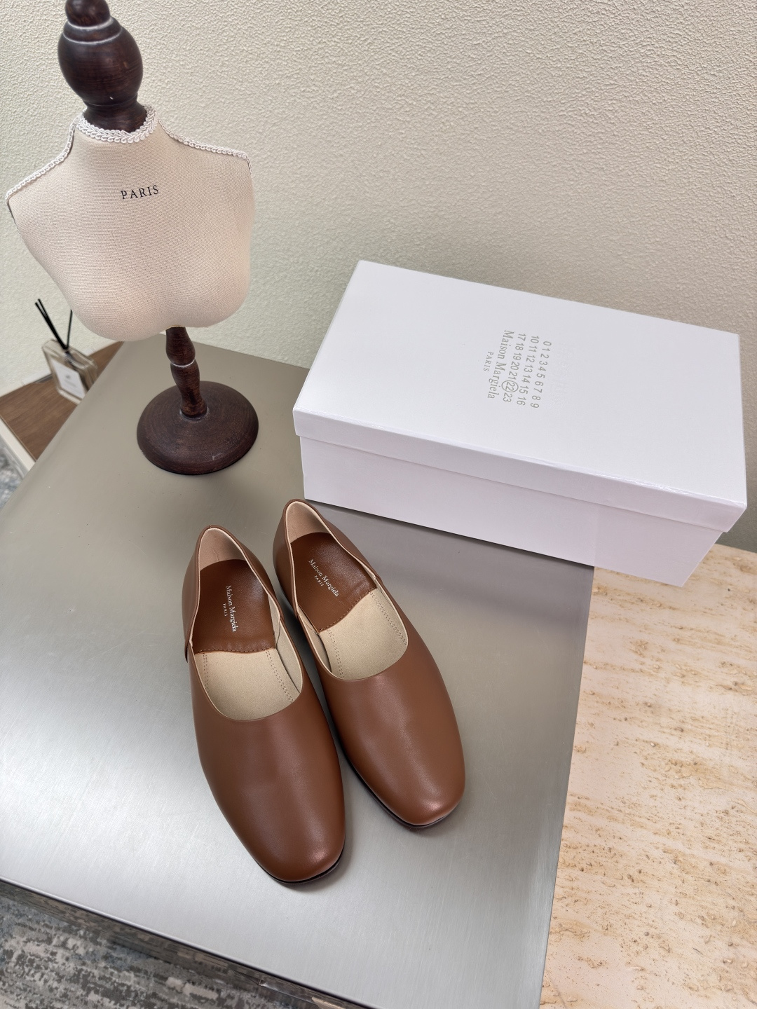 NO:223924,Flat-sole retro, titanium cowhide, flat-sole single shoes MM6 Maison Margiela, titanium calfskin fabric, reverse suede, inner leather outsole, rhyme dyeing, hot fashion style, brown, calfskin Mm6 Maison Margiela's experiment starts from the functionalist deconstruction aesthetic, unexpected playful and avant-garde interpretation, changeable and simple style tailoring, presenting an extremely creative fashion experimental shape. Leather outsole design, comfortable and delicate, water-dyed cowhide li, high-end version, rebellious and low-key Mm6 Maison Marqiela has released a new style, fashionable shoes with pragmatism as the core of the design. The avant-garde design is similar to the main line Tabi split-toe styling design, matched with the top layer cowhide upper, water-dyed cowhide inner  The neat upper design is modern and fashionable, and it can also become one of the most practical items for daily wardrobe wear! The outsole uses the original uniform outsole with digital heel 35 36 37 38 39 40 41 (40 41 customized), single shoes, masion margiela, cowhide, Leather soles19860909平底复古 胎牛皮 平底单鞋 MM6 Maison Margiela  胎小牛皮面料 反绒面 内里 真皮大底 韵染工艺 大热时尚风格 棕色 胎小牛皮  Mm6 Maison Margiela的实验性从功能主义的解构美学出发,意想不到的玩味和前卫演绎,多变的简约风格剪裁,呈现创意无比的时装实验造型. 真皮大底设计 舒服细腻 水染牛皮里 皮里 高端对版  反叛又低调的Mm6 Maison Marqiela再出新款,以实用主义为设计核心的时髦鞋履. 前卫的设计与主线的Tabi分趾造型设计有着异曲同工 搭配头层牛皮鞋面,水染牛皮内里 利落的鞋面设计,摩登时髦的同时也可以成为日常衣橱非常实穿的单品之一! 大底选用原版一致大底 搭配数字跟 35 36 37 38 39 40 41 (40 41 定制),单鞋,masion margiela,cowhide,Leather soles,Women's Shoes