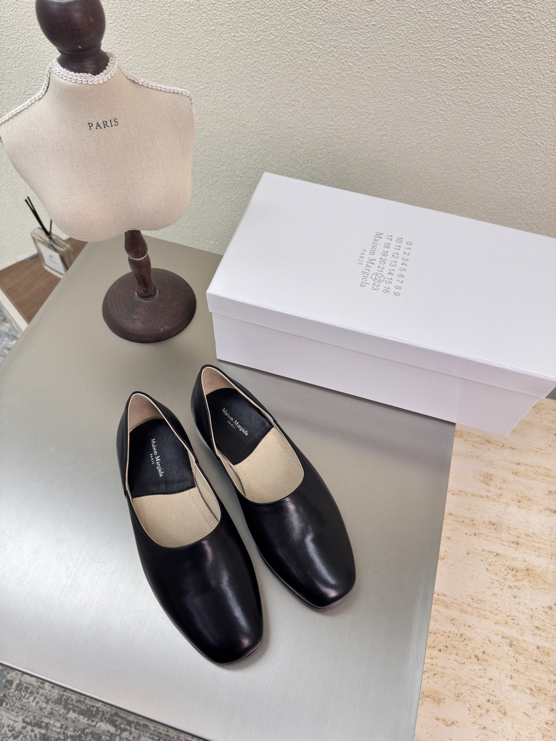 NO:223929,Flat-sole retro, titanium cowhide, flat-sole single shoes MM6 Maison Margiela, tire calfskin fabric, reverse suede, inner leather outsole, rhyme dyeing, hot fashion style, black, tire calfskin Mm6 Maison Margiela's experiment starts from the functionalist deconstruction aesthetic, unexpected playful and avant-garde interpretation, changeable and simple style tailoring, presenting an extremely creative fashion experimental shape. Leather outsole design, comfortable and delicate, water-dyed cowhide li, high-end version, rebellious and low-key Mm6 Maison Marqiela has released a new style, fashionable shoes with pragmatism as the core of the design. The avant-garde design is similar to the main line Tabi split-toe styling design, matched with the top layer cowhide upper, water-dyed cowhide inner  The neat upper design is modern and fashionable, and it can also become one of the most practical items for daily wardrobe wear! The outsole uses the original uniform outsole with digital heel 35 36 37 38 39 40 41 (40 41 customized), single shoes, masion margiela, cowhide, Leather soles19860909平底复古 胎牛皮 平底单鞋 MM6 Maison Margiela  胎小牛皮面料 反绒面 内里 真皮大底 韵染工艺 大热时尚风格 黑色 胎小牛皮  Mm6 Maison Margiela的实验性从功能主义的解构美学出发,意想不到的玩味和前卫演绎,多变的简约风格剪裁,呈现创意无比的时装实验造型. 真皮大底设计 舒服细腻 水染牛皮里 皮里 高端对版  反叛又低调的Mm6 Maison Marqiela再出新款,以实用主义为设计核心的时髦鞋履. 前卫的设计与主线的Tabi分趾造型设计有着异曲同工 搭配头层牛皮鞋面,水染牛皮内里 利落的鞋面设计,摩登时髦的同时也可以成为日常衣橱非常实穿的单品之一! 大底选用原版一致大底 搭配数字跟 35 36 37 38 39 40 41 (40 41 定制),单鞋,masion margiela,cowhide,Leather soles,Women's Shoes