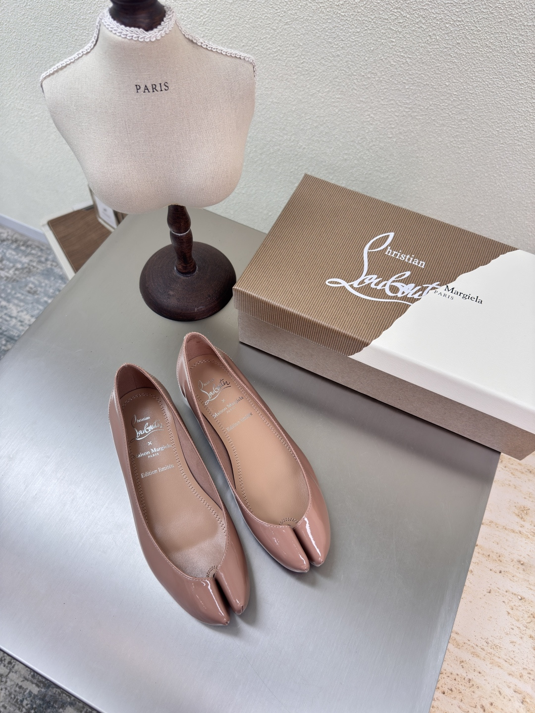 NO:223914,CL× MM6 Maison Margiela Co-branded split-toe shoes MM6 Maison Margiela Maverick patent leather fabric reverse suede inner original uniform outsole hot fashion style Apricot Mm6 Maison Margiela's experimental nature starts from the functionalist deconstruction aesthetic, unexpected playful and avant-garde interpretation, changeable and simple style tailoring, presenting an extremely creative fashion experimental style. Comfortable and delicate, high-end version The rebellious and low-key Mm6 Maison Marqiela has released a new style, fashionable shoes with pragmatism as the core design. The avant-garde design is similar to the main line Tabi split-toe styling design. Paired with the top layer cowhide upper, water dyed cowhide inner neat upper, modern and fashionable, it can also become one of the most practical items for daily wardrobe wear!  The original uniform outsole is selected with digital heels 35 36 37 38 39 40 41 42 (40 41 customized), split-toe shoes, christian louboutin,masion margiela,masion margiela,cowhide19860909CL× MM6 马吉拉 联名款分趾鞋 MM6 Maison Margiela  小牛漆皮面料 反绒面 内里 原版一致大底 大热时尚风格 杏色 Mm6 Maison Margiela的实验性从功能主义的解构美学出发,意想不到的玩味和前卫演绎,多变的简约风格剪裁,呈现创意无比的时装实验造型. 舒服细腻  高端对版  反叛又低调的Mm6 Maison Marqiela再出新款,以实用主义为设计核心的时髦鞋履. 前卫的设计与主线的Tabi分趾造型设计有着异曲同工 搭配头层牛皮鞋面,水染牛皮内里 利落的鞋面设计,摩登时髦的同时也可以成为日常衣橱非常实穿的单品之一! 大底选用原版一致大底 搭配数字跟 35 36 37 38 39 40 41 42 (40 41 定制),分趾鞋,christian louboutin,masion margiela,masion margiela,cowhide,Women's Shoes