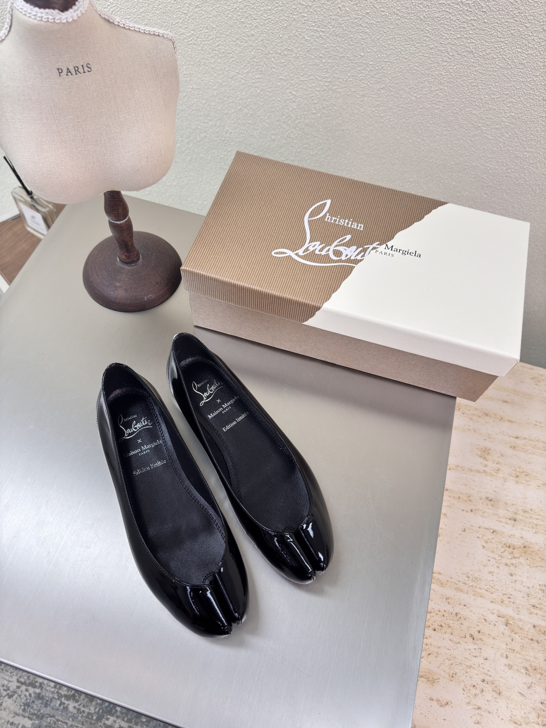 NO:223907,CL× MM6 Maison Margiela Co-branded split-toe shoes MM6 Maison Margiela Maverick patent leather fabric reverse suede inner original uniform outsole popular fashion style Black Mm6 Maison Margiela's experimental nature starts from the functionalist deconstruction aesthetic, unexpected playful and avant-garde interpretation, changeable and simple style tailoring, presenting an extremely creative fashion experimental style. Comfortable and delicate, high-end version The rebellious and low-key Mm6 Maison Marqiela has released new models, fashionable shoes with pragmatism as the core design. The avant-garde design is similar to the main line Tabi split-toe styling design. Paired with the top layer cowhide upper, water dyed cowhide inner neat upper, modern and fashionable, it can also become one of the most practical items for daily wardrobe wear!  The original uniform outsole is selected with digital heels 35 36 37 38 39 40 41 42 (40 41 customized), split-toe shoes, christian louboutin,masion margiela,masion margiela,cowhide19860909CL× MM6 马吉拉 联名款分趾鞋 MM6 Maison Margiela  小牛漆皮面料 反绒面 内里 原版一致大底 大热时尚风格 黑色  Mm6 Maison Margiela的实验性从功能主义的解构美学出发,意想不到的玩味和前卫演绎,多变的简约风格剪裁,呈现创意无比的时装实验造型. 舒服细腻  高端对版  反叛又低调的Mm6 Maison Marqiela再出新款,以实用主义为设计核心的时髦鞋履. 前卫的设计与主线的Tabi分趾造型设计有着异曲同工 搭配头层牛皮鞋面,水染牛皮内里 利落的鞋面设计,摩登时髦的同时也可以成为日常衣橱非常实穿的单品之一! 大底选用原版一致大底 搭配数字跟 35 36 37 38 39 40 41 42 (40 41 定制),分趾鞋,christian louboutin,masion margiela,masion margiela,cowhide,Women's Shoes