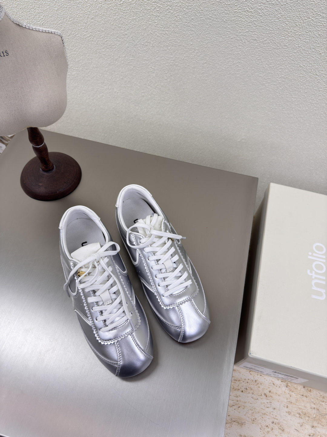 NO:223952,Square toe Forrest Gump shoes UN quality Niche designer 25 launch conference new style single shoes cute toe silver calfskin single shoes Untitlab fabric is made of silver calfskin comfortable inner sheepskin original recyclable material waist-hugging streamlined rubber outsole size 35 36 37 38 39 40 original packaging, casual shoes/sports shoes, sneakers, cowhide, sheepskin19860909方头 阿甘鞋 UN精品 小众设计师25发布会新款 单鞋 可爱头 银色小牛皮 单鞋  Untitlab 面料选用银色小牛皮 内里舒适羊皮里 原版可回收材质收腰流线型橡胶大底 码数 35 36 37 38 39 40 原版包装,休闲鞋/运动鞋,sneakers,cowhide,sheepskin,Women's Shoes