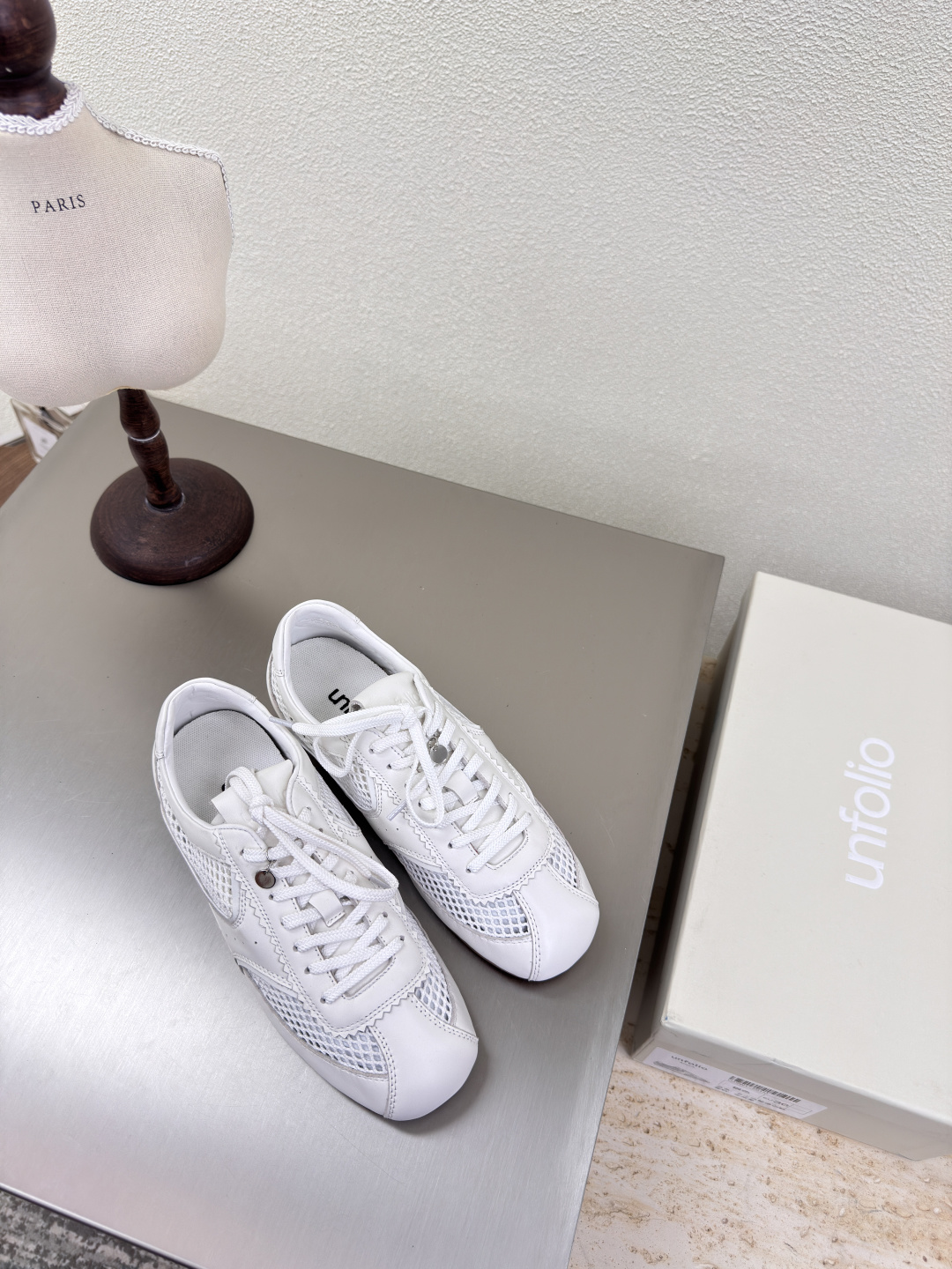 NO:223945,Square toe Forrest Gump shoes UN quality Niche designer 25 launch conference new single shoes cute toe white calfskin single shoes Untitlab fabric is made of white calfskin breathable mesh inner comfortable sheepskin original recyclable material waist-hugging streamlined rubber outsole Size 35 36 37 38 39 40 Original packaging, casual shoes/sports shoes, sneakers, cowhide, sheepskin19860909方头 阿甘鞋 UN精品 小众设计师25发布会新款 单鞋 可爱头 白色 小牛皮 单鞋  Untitlab 面料选用白色小牛皮 透气网布 内里舒适羊皮里 原版可回收材质收腰流线型橡胶大底 码数 35 36 37 38 39 40 原版包装,休闲鞋/运动鞋,sneakers,cowhide,sheepskin,Women's Shoes