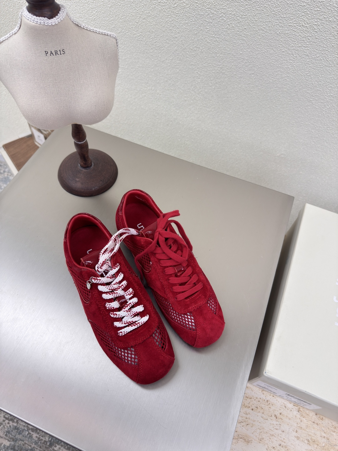 NO:223940,Square toe Forrest Gump shoes UN quality Niche designer 25 press conference new style Single shoes Cute toe Red beef reverse velvet leather Single shoes Untitlab fabric red beef reverse velvet leather Breathable mesh Interior comfortable sheepskin Original recyclable material waist-hugging streamlined rubber outsole Size 35 36 37 38 39 40 Original packaging, casual shoes/sports shoes, sneakers, sheepskin19860909方头 阿甘鞋 UN精品 小众设计师25发布会新款 单鞋 可爱头 红色牛反绒皮 单鞋  Untitlab 面料选用红色牛反绒皮 透气网布 内里舒适羊皮里 原版可回收材质收腰流线型橡胶大底 码数 35 36 37 38 39 40 原版包装,休闲鞋/运动鞋,sneakers,sheepskin,Women's Shoes