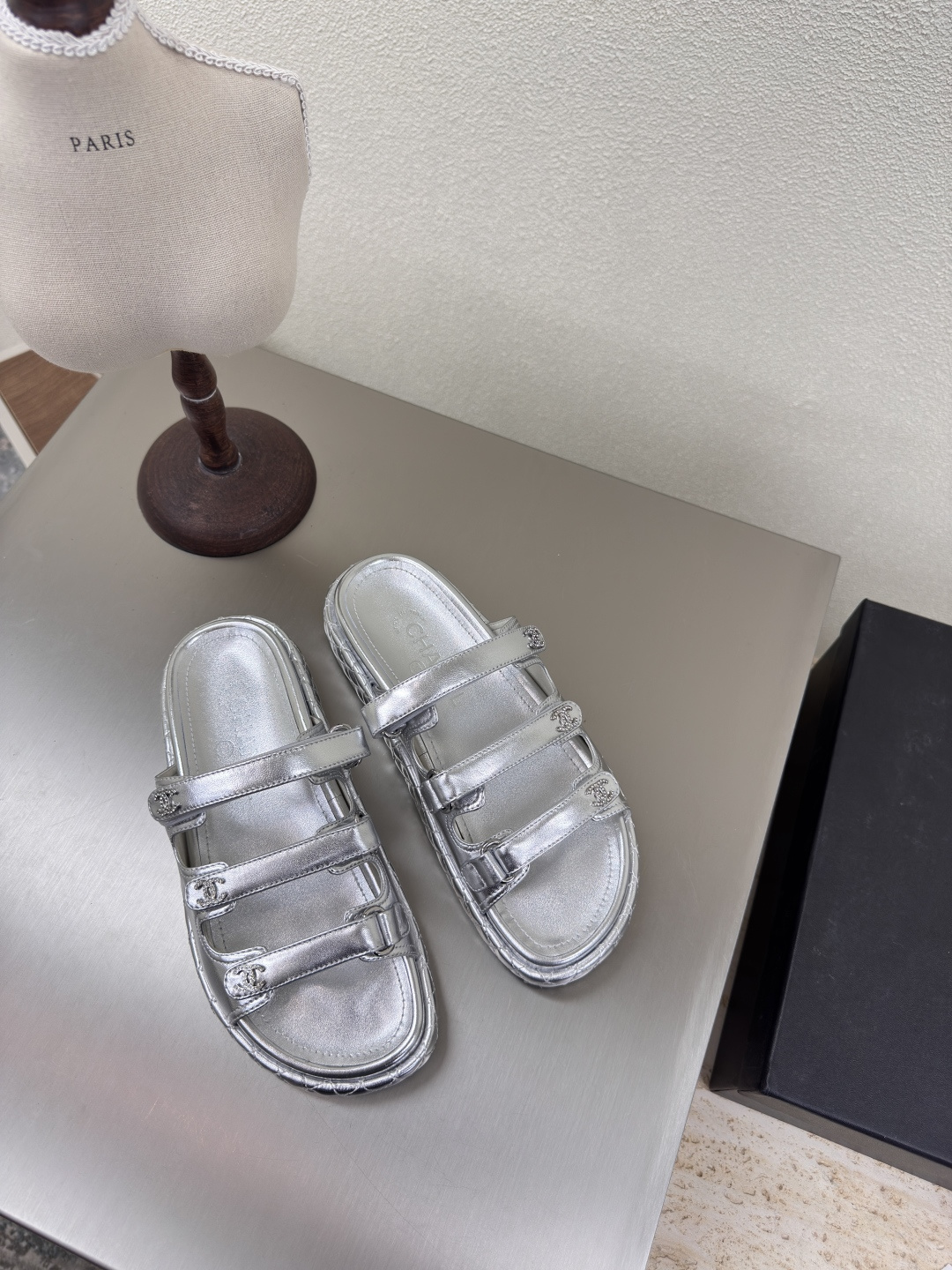 NO:223850,Free adjustment Magic buckle series Xiaoxiang thick-soled slippers Hardware logo Blessing Comfortable and stylish Silver metal lambskin Handmade slippers l Full texture Classic round toe thick-soled design Super comfortable logo clearly visible Elegant Lambskin inner lining The foot pad logo is clear without tiring feet Printed brand logo Benchmarking and matching version Pursuit of quality Original molded outsole Full texture 35 36 37 38 39 40 41 42 (40 41 42 Customized) Matched with original packaging Exquisite ribbon Camellia, slippers, slippers, sheepskin19860909自由调节 魔术扣系列 小香 厚底拖鞋 五金logo 加持 舒适有范 银色金属小羊皮 手工拖鞋 l 质感满满 经典圆头厚底设计 超舒适   logo清晰可见  优雅 内里选用小羊皮内里 垫脚logo清晰  不累脚 钢印品牌logo 对标对版 追求品质 原版成型大底 质感满满  35 36 37 38 39 40 41 42（40 41 42 定制） 搭配原版包装 精致丝带 山茶花,拖鞋,slippers,sheepskin,Women's Shoes