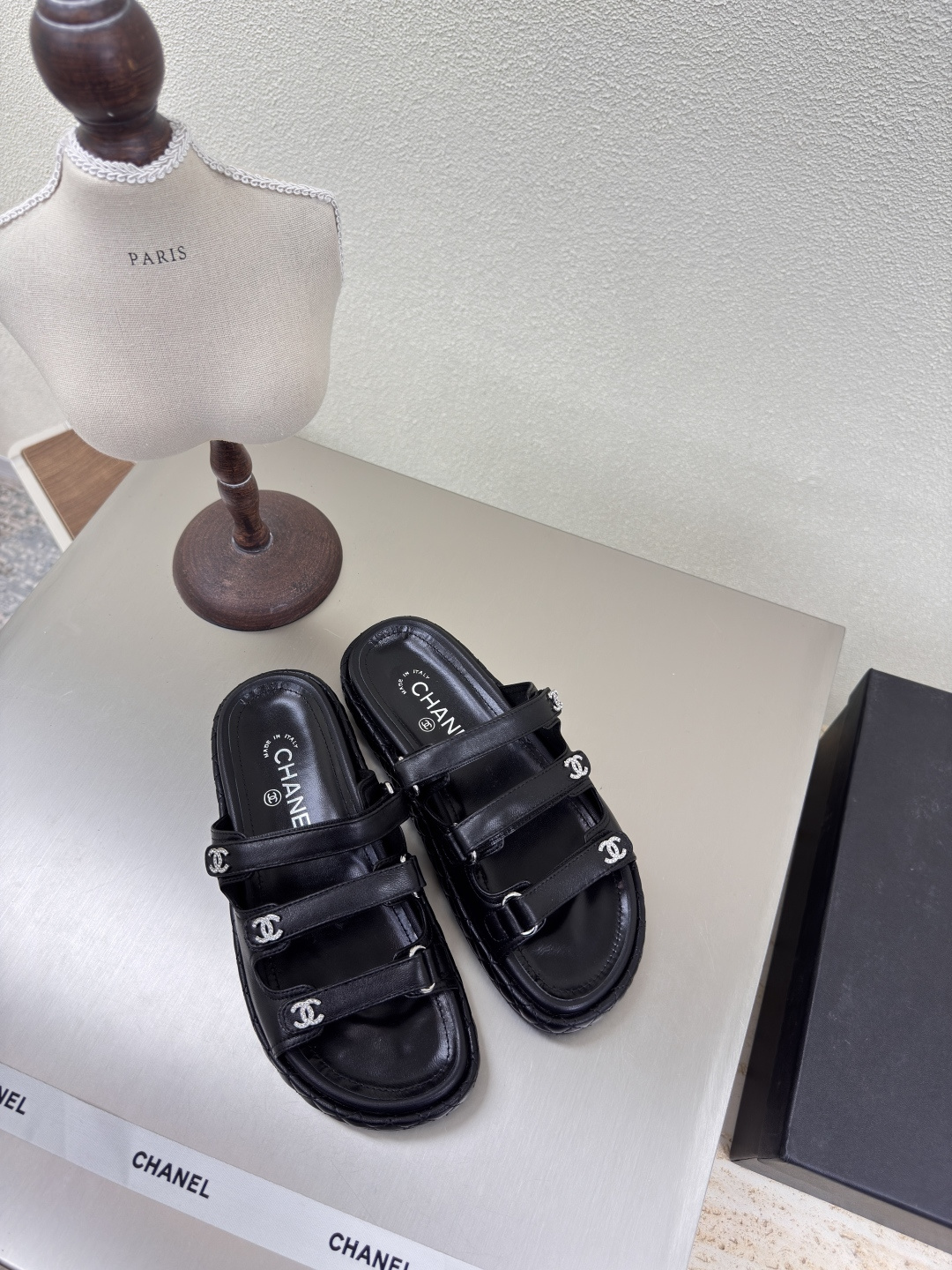 NO:223838,Free adjustment Magic buckle series Xiaoxiang thick-soled slippers Hardware logo Blessing Comfortable and stylish Black Lambskin Handmade slippers l Full texture Classic round toe thick-soled design Super comfortable logo clearly visible Elegant Lambskin inner lining The foot pad logo is clear without tiring feet Printed brand logo Benchmarking and matching version Pursuit of quality Original molded outsole Full texture 35 36 37 38 39 40 41 42 (40 41 42 Customized) Matched with original packaging Exquisite ribbon Camellia, slippers, slippers, sheepskin19860909自由调节 魔术扣系列 小香 厚底拖鞋 五金logo 加持 舒适有范 黑色 小羊皮 手工拖鞋 l 质感满满 经典圆头厚底设计 超舒适   logo清晰可见  优雅 内里选用小羊皮内里 垫脚logo清晰  不累脚 钢印品牌logo 对标对版 追求品质 原版成型大底 质感满满  35 36 37 38 39 40 41 42（40 41 42 定制） 搭配原版包装 精致丝带 山茶花,拖鞋,slippers,sheepskin,Women's Shoes